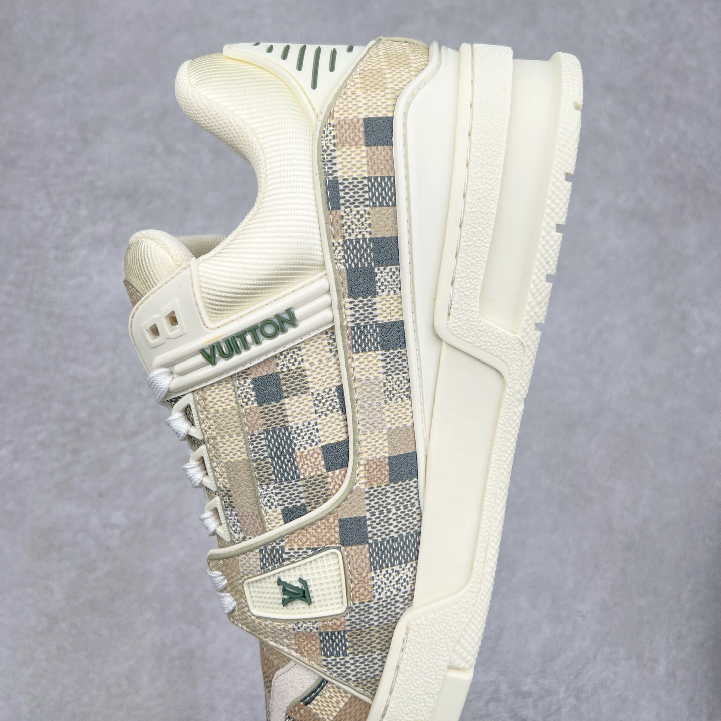 图片[7]-Louis Vuitton Trainer lv时装走秀运动鞋 完美鞋型超高的清洁度 零毛边线头瑕疵 全套原楦原纸版原鞋开模 全网最具灵魂的版型 正确原装黄色鞋盒 正确中底印花 鞋面印花3D高频深度立体 全鞋电脑针车 紧密相连 针距密度一致 环保乳胶注塑鞋垫 厚度脚感还原原版 皮面裁剪部位 统一油边封口工艺 原装橡胶大底含胶量大底组合零偏差 专柜全套包装 防尘袋 说明书 质保卡 男女鞋 尺码：35 36 37 38 39 40 41 42 43 44 45-选品中心