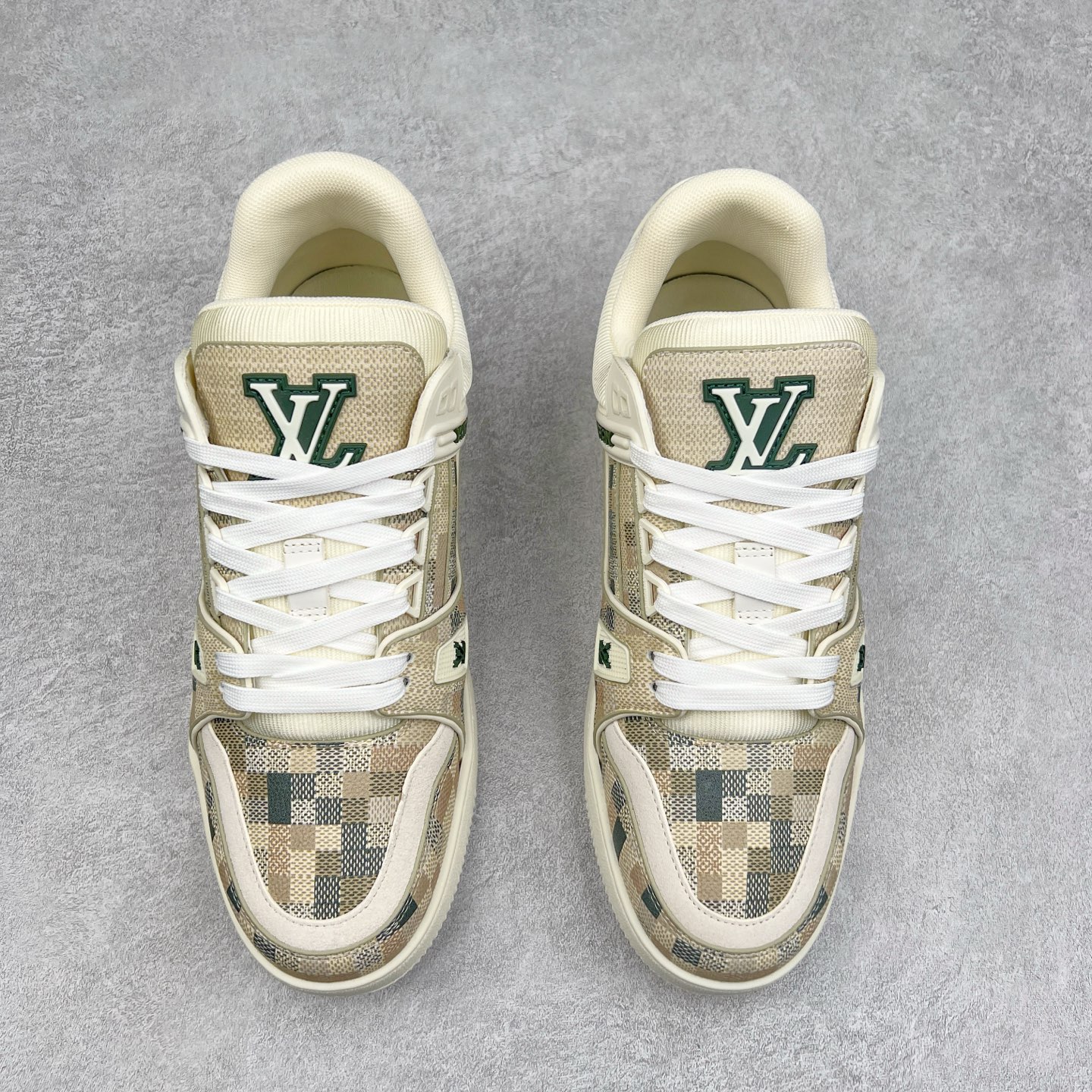 图片[2]-Louis Vuitton Trainer lv时装走秀运动鞋 完美鞋型超高的清洁度 零毛边线头瑕疵 全套原楦原纸版原鞋开模 全网最具灵魂的版型 正确原装黄色鞋盒 正确中底印花 鞋面印花3D高频深度立体 全鞋电脑针车 紧密相连 针距密度一致 环保乳胶注塑鞋垫 厚度脚感还原原版 皮面裁剪部位 统一油边封口工艺 原装橡胶大底含胶量大底组合零偏差 专柜全套包装 防尘袋 说明书 质保卡 男女鞋 尺码：35 36 37 38 39 40 41 42 43 44 45-选品中心