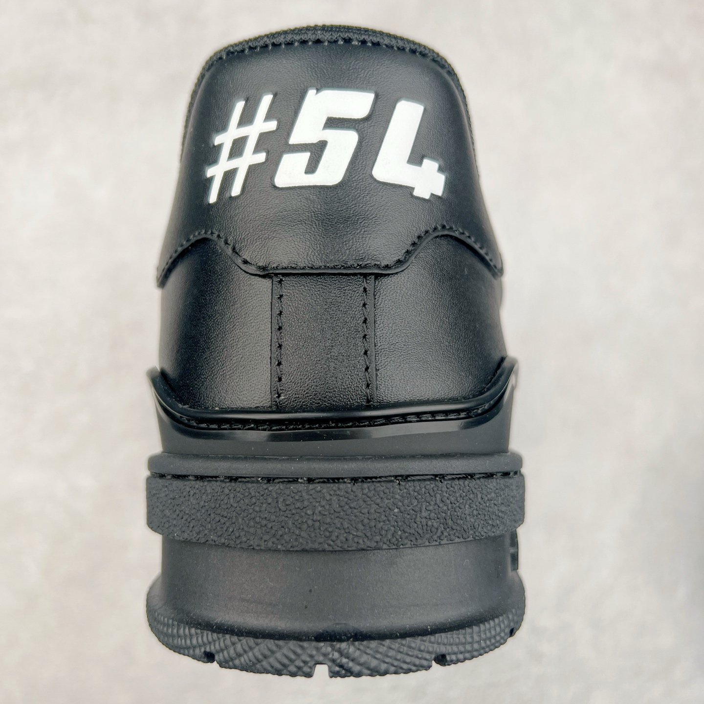 图片[8]-Louis Vuitton Trainer lv时装走秀运动鞋 完美鞋型超高的清洁度 零毛边线头瑕疵 全套原楦原纸版原鞋开模 全网最具灵魂的版型 正确原装黄色鞋盒 正确中底印花 鞋面印花3D高频深度立体 全鞋电脑针车 紧密相连 针距密度一致 环保乳胶注塑鞋垫 厚度脚感还原原版 皮面裁剪部位 统一油边封口工艺 原装橡胶大底含胶量大底组合零偏差 专柜全套包装 防尘袋 说明书 质保卡 男女鞋 尺码：35 36 37 38 39 40 41 42 43 44 45-选品中心