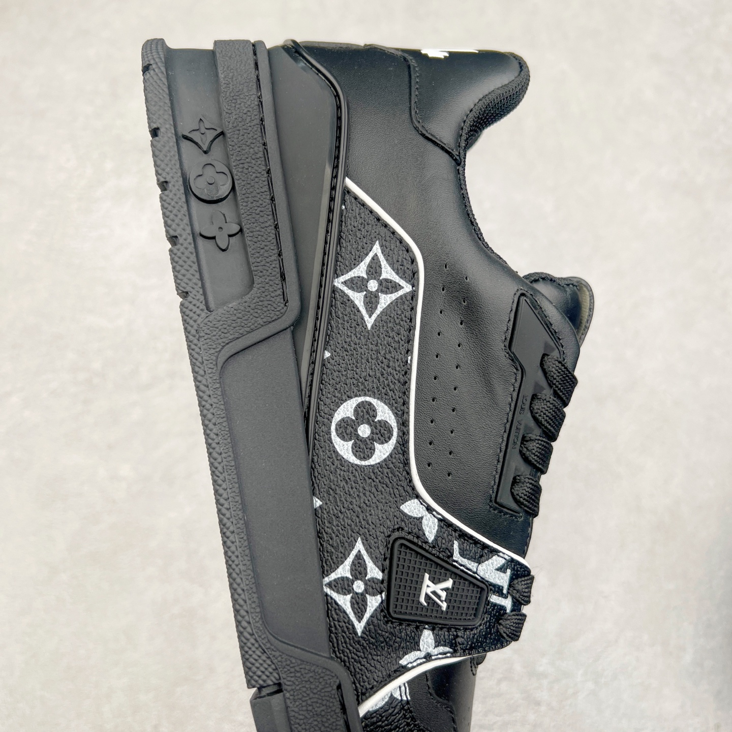 图片[6]-Louis Vuitton Trainer lv时装走秀运动鞋 完美鞋型超高的清洁度 零毛边线头瑕疵 全套原楦原纸版原鞋开模 全网最具灵魂的版型 正确原装黄色鞋盒 正确中底印花 鞋面印花3D高频深度立体 全鞋电脑针车 紧密相连 针距密度一致 环保乳胶注塑鞋垫 厚度脚感还原原版 皮面裁剪部位 统一油边封口工艺 原装橡胶大底含胶量大底组合零偏差 专柜全套包装 防尘袋 说明书 质保卡 男女鞋 尺码：35 36 37 38 39 40 41 42 43 44 45-选品中心