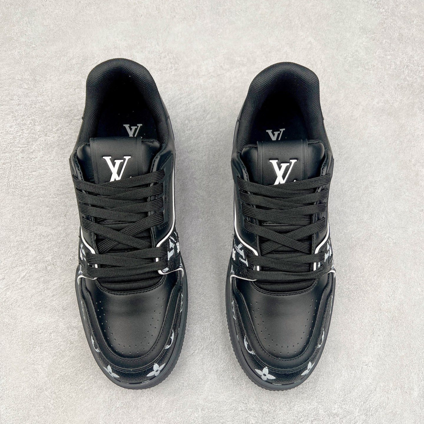 图片[2]-Louis Vuitton Trainer lv时装走秀运动鞋 完美鞋型超高的清洁度 零毛边线头瑕疵 全套原楦原纸版原鞋开模 全网最具灵魂的版型 正确原装黄色鞋盒 正确中底印花 鞋面印花3D高频深度立体 全鞋电脑针车 紧密相连 针距密度一致 环保乳胶注塑鞋垫 厚度脚感还原原版 皮面裁剪部位 统一油边封口工艺 原装橡胶大底含胶量大底组合零偏差 专柜全套包装 防尘袋 说明书 质保卡 男女鞋 尺码：35 36 37 38 39 40 41 42 43 44 45-选品中心
