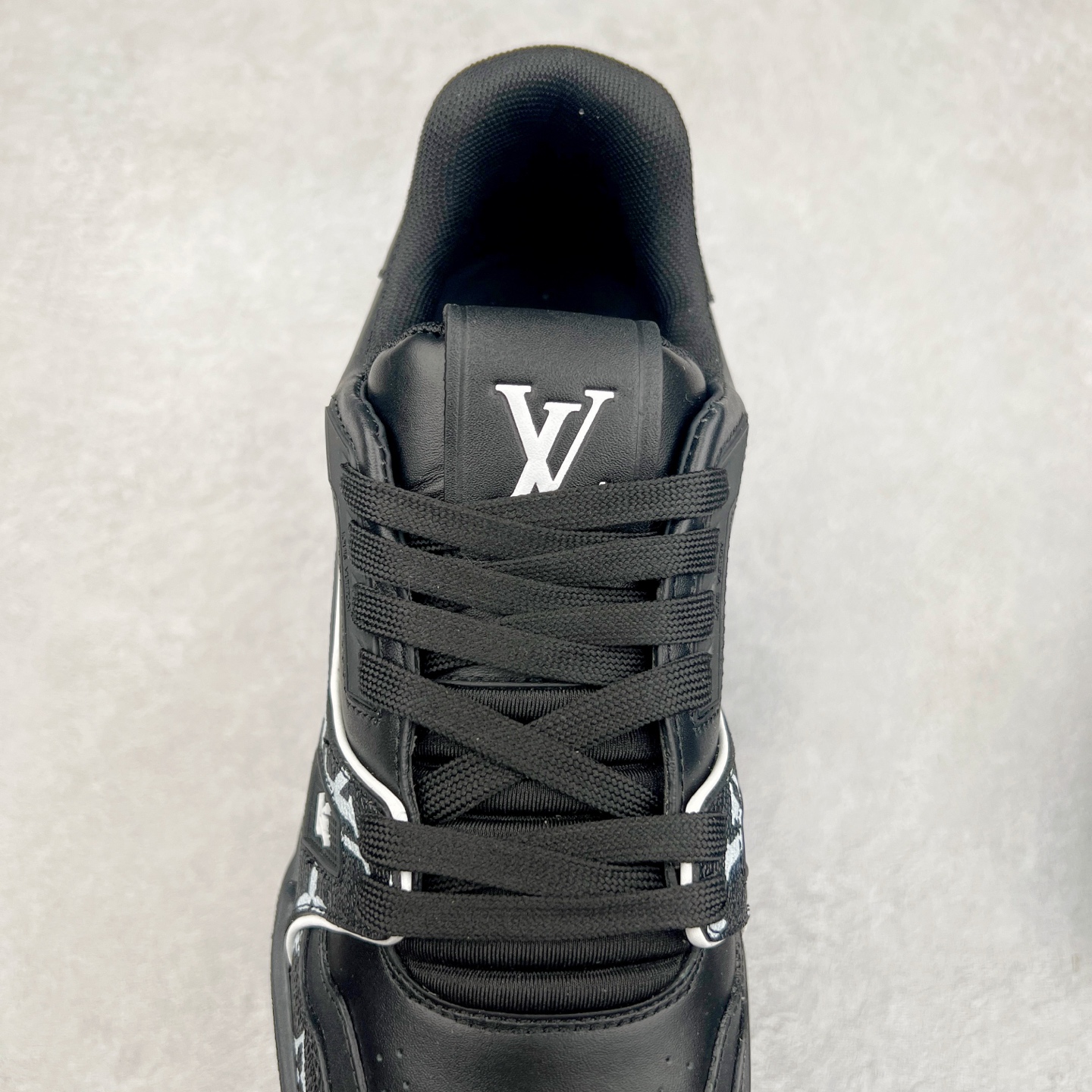 图片[5]-Louis Vuitton Trainer lv时装走秀运动鞋 完美鞋型超高的清洁度 零毛边线头瑕疵 全套原楦原纸版原鞋开模 全网最具灵魂的版型 正确原装黄色鞋盒 正确中底印花 鞋面印花3D高频深度立体 全鞋电脑针车 紧密相连 针距密度一致 环保乳胶注塑鞋垫 厚度脚感还原原版 皮面裁剪部位 统一油边封口工艺 原装橡胶大底含胶量大底组合零偏差 专柜全套包装 防尘袋 说明书 质保卡 男女鞋 尺码：35 36 37 38 39 40 41 42 43 44 45-选品中心