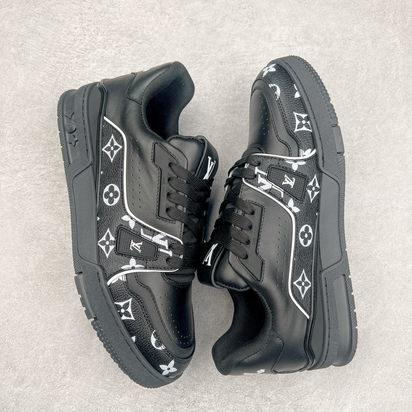 图片[3]-Louis Vuitton Trainer lv时装走秀运动鞋 完美鞋型超高的清洁度 零毛边线头瑕疵 全套原楦原纸版原鞋开模 全网最具灵魂的版型 正确原装黄色鞋盒 正确中底印花 鞋面印花3D高频深度立体 全鞋电脑针车 紧密相连 针距密度一致 环保乳胶注塑鞋垫 厚度脚感还原原版 皮面裁剪部位 统一油边封口工艺 原装橡胶大底含胶量大底组合零偏差 专柜全套包装 防尘袋 说明书 质保卡 男女鞋 尺码：35 36 37 38 39 40 41 42 43 44 45-选品中心