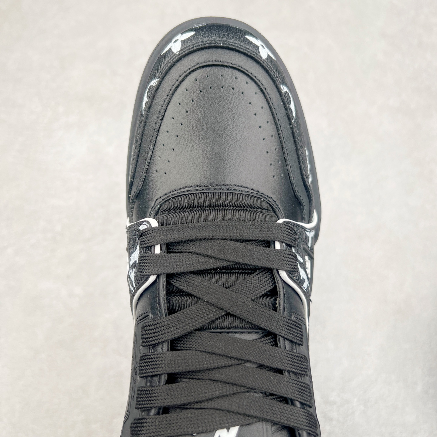 图片[4]-Louis Vuitton Trainer lv时装走秀运动鞋 完美鞋型超高的清洁度 零毛边线头瑕疵 全套原楦原纸版原鞋开模 全网最具灵魂的版型 正确原装黄色鞋盒 正确中底印花 鞋面印花3D高频深度立体 全鞋电脑针车 紧密相连 针距密度一致 环保乳胶注塑鞋垫 厚度脚感还原原版 皮面裁剪部位 统一油边封口工艺 原装橡胶大底含胶量大底组合零偏差 专柜全套包装 防尘袋 说明书 质保卡 男女鞋 尺码：35 36 37 38 39 40 41 42 43 44 45-选品中心