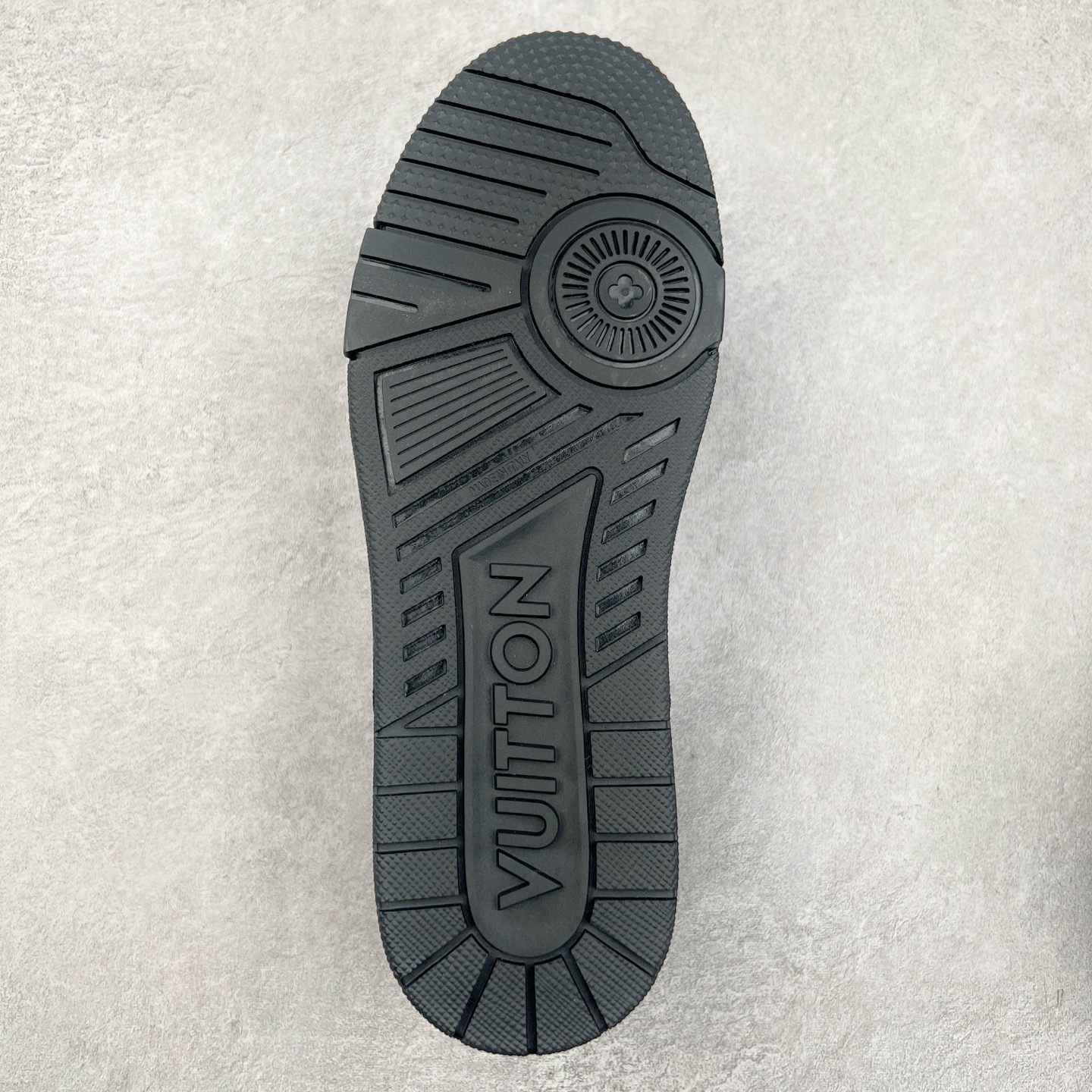 图片[9]-Louis Vuitton Trainer lv时装走秀运动鞋 完美鞋型超高的清洁度 零毛边线头瑕疵 全套原楦原纸版原鞋开模 全网最具灵魂的版型 正确原装黄色鞋盒 正确中底印花 鞋面印花3D高频深度立体 全鞋电脑针车 紧密相连 针距密度一致 环保乳胶注塑鞋垫 厚度脚感还原原版 皮面裁剪部位 统一油边封口工艺 原装橡胶大底含胶量大底组合零偏差 专柜全套包装 防尘袋 说明书 质保卡 男女鞋 尺码：35 36 37 38 39 40 41 42 43 44 45-选品中心