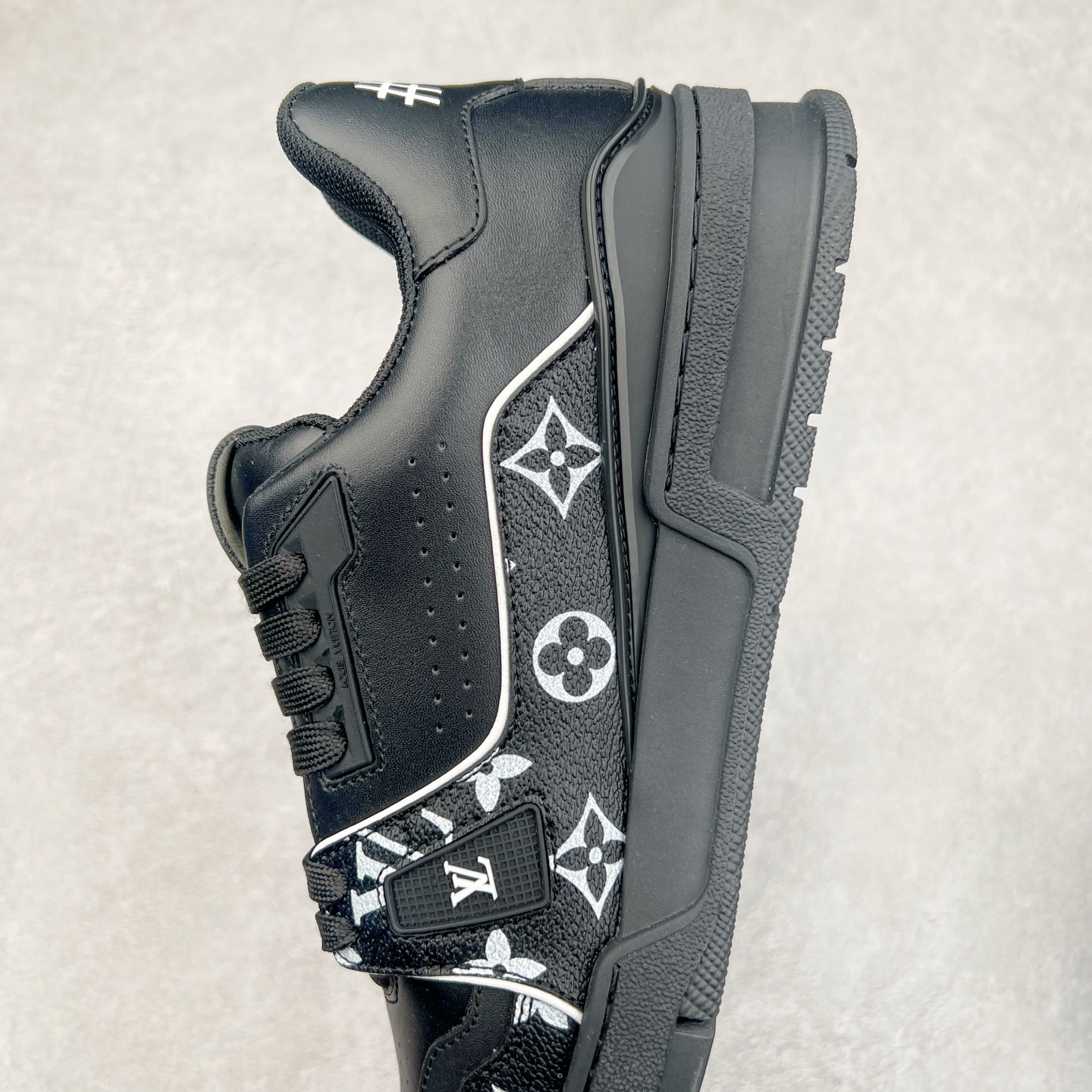 图片[7]-Louis Vuitton Trainer lv时装走秀运动鞋 完美鞋型超高的清洁度 零毛边线头瑕疵 全套原楦原纸版原鞋开模 全网最具灵魂的版型 正确原装黄色鞋盒 正确中底印花 鞋面印花3D高频深度立体 全鞋电脑针车 紧密相连 针距密度一致 环保乳胶注塑鞋垫 厚度脚感还原原版 皮面裁剪部位 统一油边封口工艺 原装橡胶大底含胶量大底组合零偏差 专柜全套包装 防尘袋 说明书 质保卡 男女鞋 尺码：35 36 37 38 39 40 41 42 43 44 45-选品中心