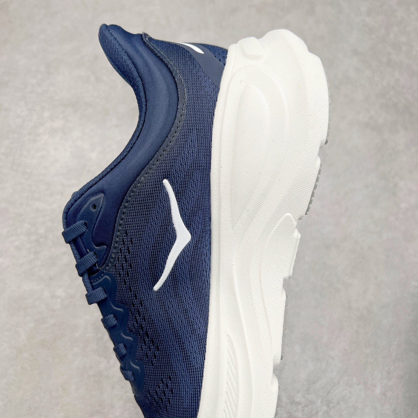 图片[7]-HOKA ONE ONE Bondi 9 WIDE 邦迪九代舒适防滑耐磨低帮休闲跑步鞋 HOKA ONE ONE是来自美国的跑步鞋知名品牌，创立于2009年，始终致力于为所有跑者提供更新、更好的跑步装备。相比常规跑鞋，HOKA ONE ONE特别研发使用性能独特的几何形跑鞋中底，此种鞋底更厚、更高、回弹性也更好，除了卓越的缓冲性能，它还能內各种阶段的跑者带来更具动感、更加稳定的跑步体验。HOKAONE ONE从设计之初就清楚意识到，要保证跑者步幅的均匀一致，双脚自然而然的运动至关重要。尺码：36 36.5 37.5 38 38.5 39 40 40.5 41 42 42.5 43 44 44.5 45-选品中心