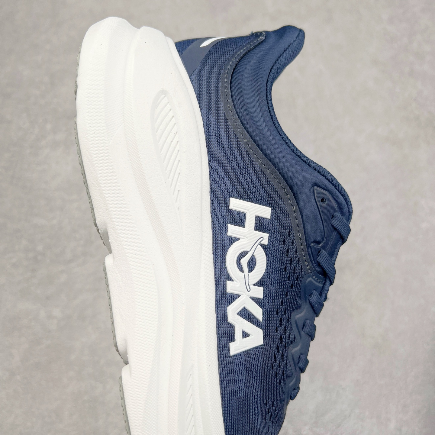 图片[6]-HOKA ONE ONE Bondi 9 WIDE 邦迪九代舒适防滑耐磨低帮休闲跑步鞋 HOKA ONE ONE是来自美国的跑步鞋知名品牌，创立于2009年，始终致力于为所有跑者提供更新、更好的跑步装备。相比常规跑鞋，HOKA ONE ONE特别研发使用性能独特的几何形跑鞋中底，此种鞋底更厚、更高、回弹性也更好，除了卓越的缓冲性能，它还能內各种阶段的跑者带来更具动感、更加稳定的跑步体验。HOKAONE ONE从设计之初就清楚意识到，要保证跑者步幅的均匀一致，双脚自然而然的运动至关重要。尺码：36 36.5 37.5 38 38.5 39 40 40.5 41 42 42.5 43 44 44.5 45-选品中心