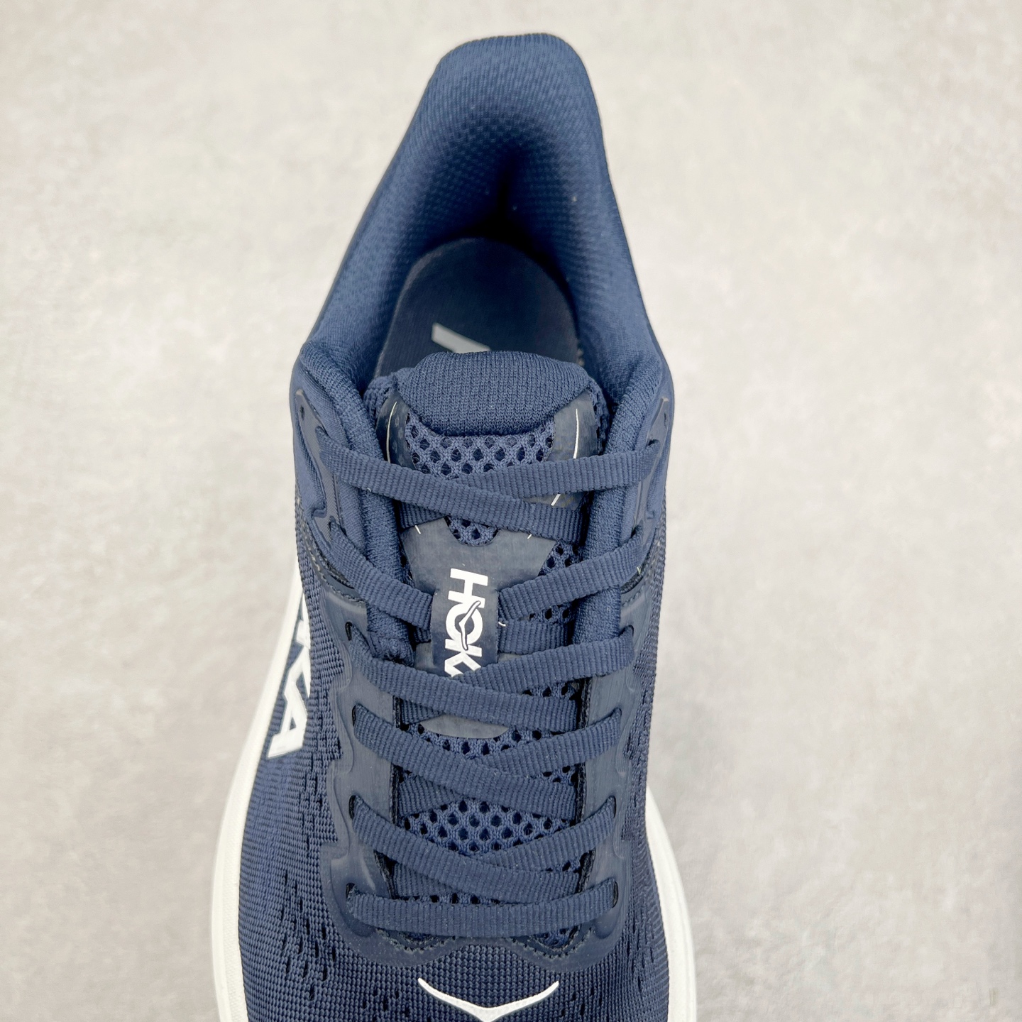 图片[5]-HOKA ONE ONE Bondi 9 WIDE 邦迪九代舒适防滑耐磨低帮休闲跑步鞋 HOKA ONE ONE是来自美国的跑步鞋知名品牌，创立于2009年，始终致力于为所有跑者提供更新、更好的跑步装备。相比常规跑鞋，HOKA ONE ONE特别研发使用性能独特的几何形跑鞋中底，此种鞋底更厚、更高、回弹性也更好，除了卓越的缓冲性能，它还能內各种阶段的跑者带来更具动感、更加稳定的跑步体验。HOKAONE ONE从设计之初就清楚意识到，要保证跑者步幅的均匀一致，双脚自然而然的运动至关重要。尺码：36 36.5 37.5 38 38.5 39 40 40.5 41 42 42.5 43 44 44.5 45-选品中心