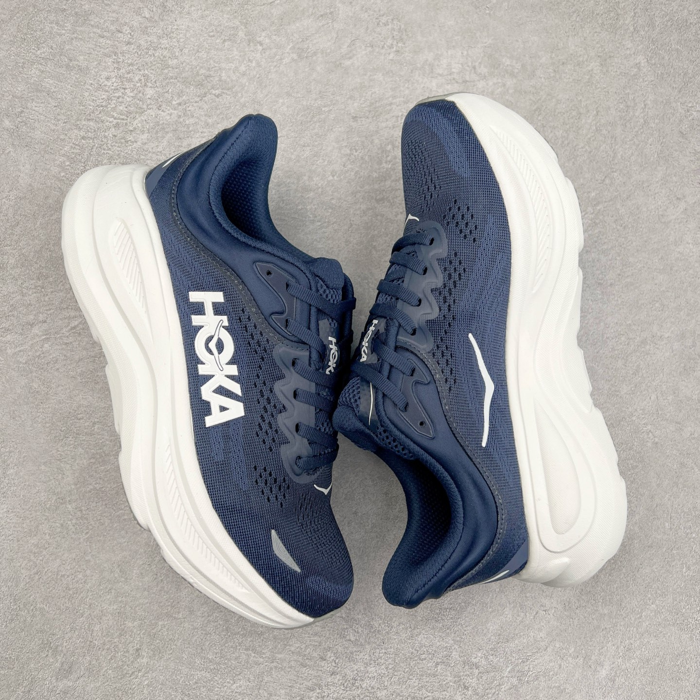 图片[3]-HOKA ONE ONE Bondi 9 WIDE 邦迪九代舒适防滑耐磨低帮休闲跑步鞋 HOKA ONE ONE是来自美国的跑步鞋知名品牌，创立于2009年，始终致力于为所有跑者提供更新、更好的跑步装备。相比常规跑鞋，HOKA ONE ONE特别研发使用性能独特的几何形跑鞋中底，此种鞋底更厚、更高、回弹性也更好，除了卓越的缓冲性能，它还能內各种阶段的跑者带来更具动感、更加稳定的跑步体验。HOKAONE ONE从设计之初就清楚意识到，要保证跑者步幅的均匀一致，双脚自然而然的运动至关重要。尺码：36 36.5 37.5 38 38.5 39 40 40.5 41 42 42.5 43 44 44.5 45-选品中心