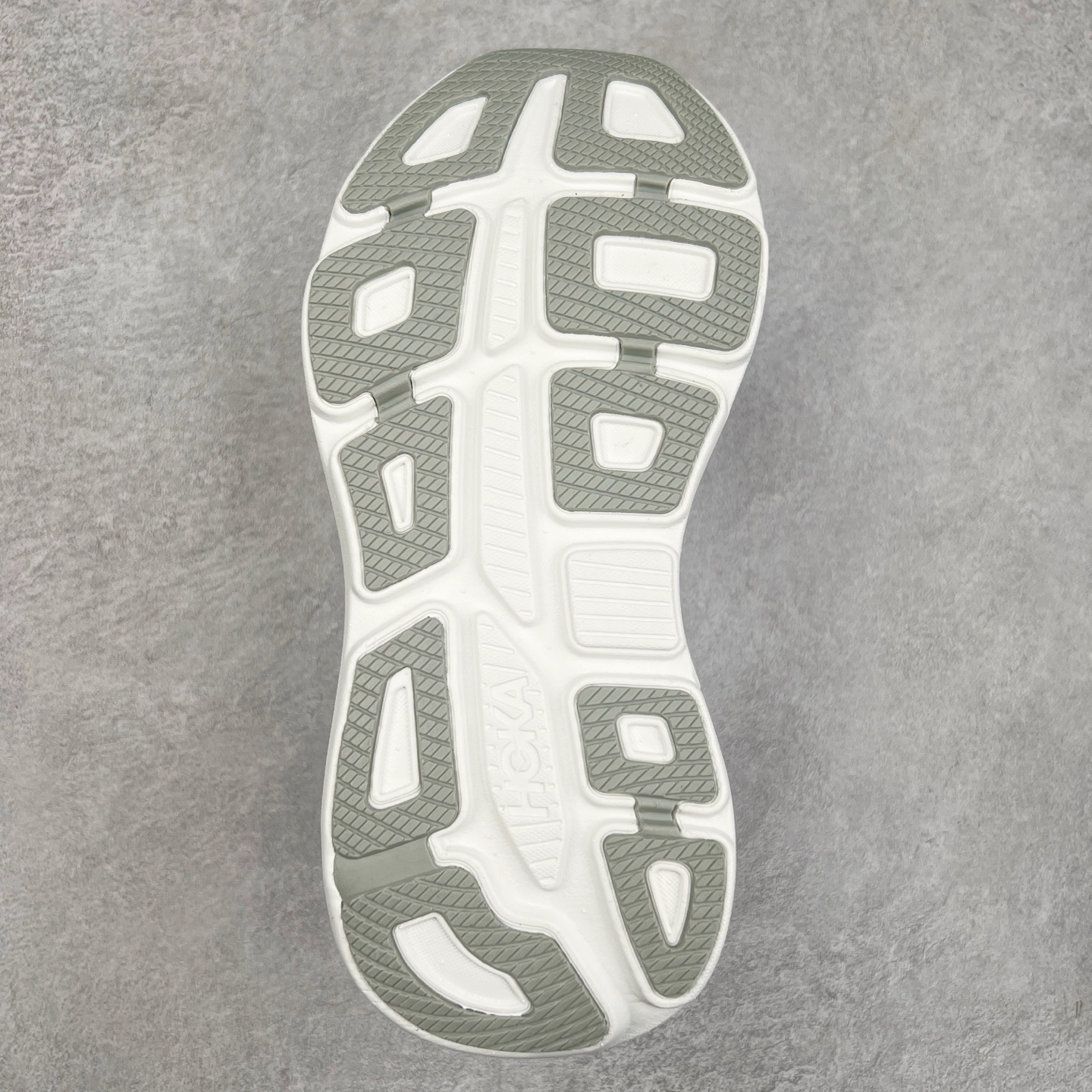 图片[9]-HOKA ONE ONE Bondi 9 WIDE 邦迪九代舒适防滑耐磨低帮休闲跑步鞋 HOKA ONE ONE是来自美国的跑步鞋知名品牌，创立于2009年，始终致力于为所有跑者提供更新、更好的跑步装备。相比常规跑鞋，HOKA ONE ONE特别研发使用性能独特的几何形跑鞋中底，此种鞋底更厚、更高、回弹性也更好，除了卓越的缓冲性能，它还能內各种阶段的跑者带来更具动感、更加稳定的跑步体验。HOKAONE ONE从设计之初就清楚意识到，要保证跑者步幅的均匀一致，双脚自然而然的运动至关重要。尺码：36 36.5 37.5 38 38.5 39 40 40.5 41 42 42.5 43 44 44.5 45-选品中心