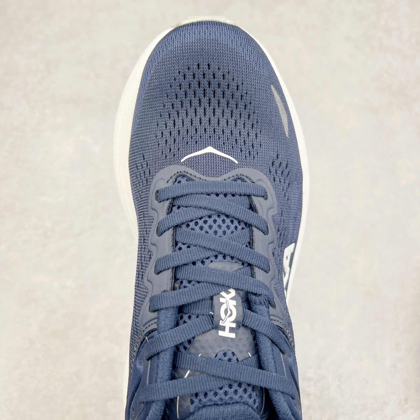 图片[4]-HOKA ONE ONE Bondi 9 WIDE 邦迪九代舒适防滑耐磨低帮休闲跑步鞋 HOKA ONE ONE是来自美国的跑步鞋知名品牌，创立于2009年，始终致力于为所有跑者提供更新、更好的跑步装备。相比常规跑鞋，HOKA ONE ONE特别研发使用性能独特的几何形跑鞋中底，此种鞋底更厚、更高、回弹性也更好，除了卓越的缓冲性能，它还能內各种阶段的跑者带来更具动感、更加稳定的跑步体验。HOKAONE ONE从设计之初就清楚意识到，要保证跑者步幅的均匀一致，双脚自然而然的运动至关重要。尺码：36 36.5 37.5 38 38.5 39 40 40.5 41 42 42.5 43 44 44.5 45-选品中心