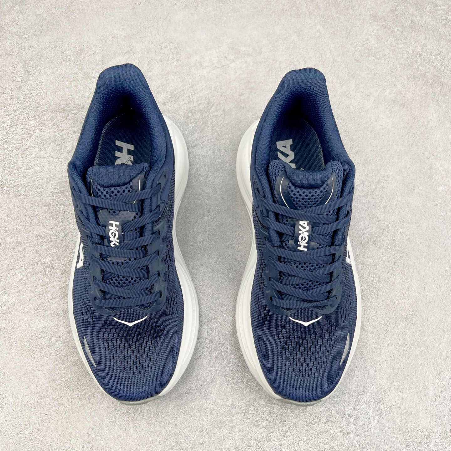 图片[2]-HOKA ONE ONE Bondi 9 WIDE 邦迪九代舒适防滑耐磨低帮休闲跑步鞋 HOKA ONE ONE是来自美国的跑步鞋知名品牌，创立于2009年，始终致力于为所有跑者提供更新、更好的跑步装备。相比常规跑鞋，HOKA ONE ONE特别研发使用性能独特的几何形跑鞋中底，此种鞋底更厚、更高、回弹性也更好，除了卓越的缓冲性能，它还能內各种阶段的跑者带来更具动感、更加稳定的跑步体验。HOKAONE ONE从设计之初就清楚意识到，要保证跑者步幅的均匀一致，双脚自然而然的运动至关重要。尺码：36 36.5 37.5 38 38.5 39 40 40.5 41 42 42.5 43 44 44.5 45-选品中心