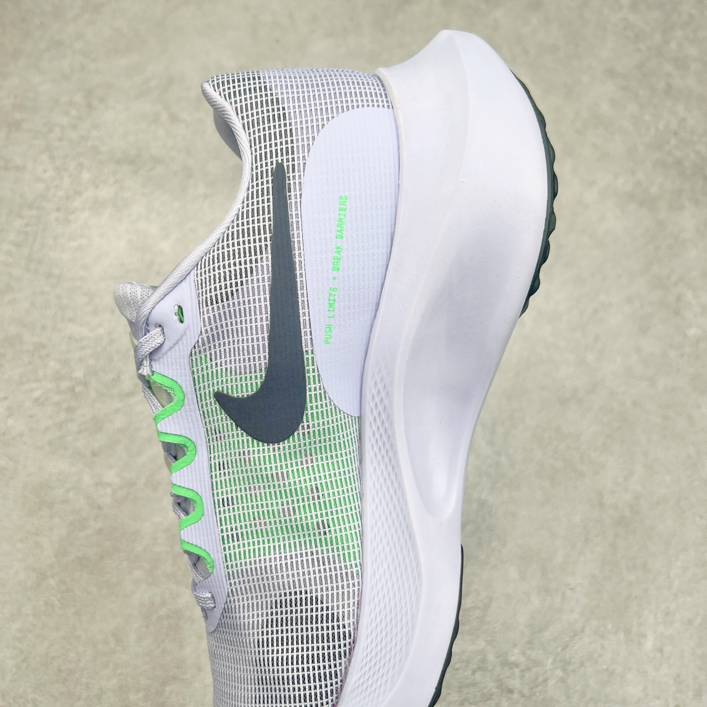 图片[7]-＃特价福利 NK Zoom Fly 5 飞行5代马拉松系列低帮透气休闲运动慢跑鞋 NK旗下跑鞋阵容持续迎来新成员 今回正式登场的鞋型为 Zoom Fly 5 全鞋大量采用回收材料制成 鞋面搭载创新 Flyknit 技术打造的编织网眼 同时考量了舒适、性能与可持续性 采用大型 ZoomX 中底与 Swoosh 徽标注入等变化 鞋侧还有「Push Limits + Break Barriers」字样叙述 尺码：36 36.5 37.5 38 38.5 39 40 40.5 41 42 42.5 43 44 44.5 45-选品中心