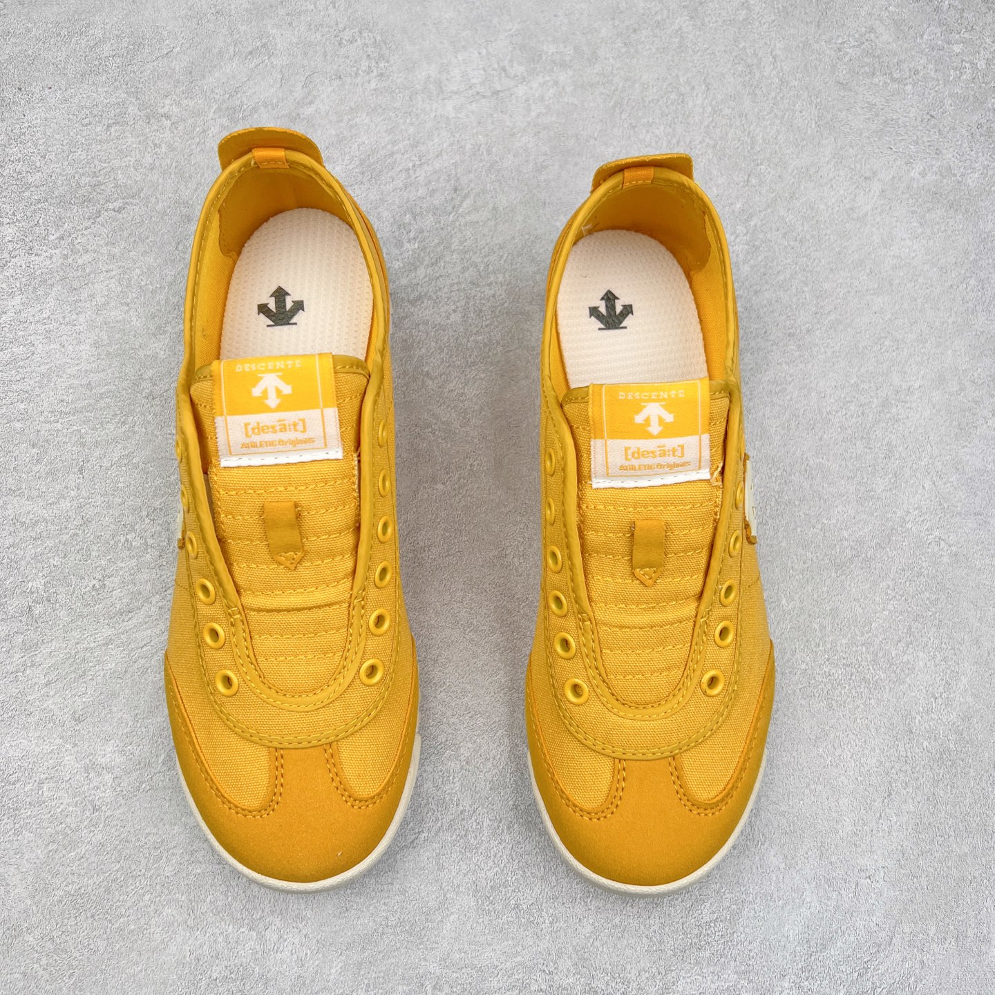 图片[2]-DESCENTE Sport Style Chron Racer迪桑特舒适百搭防滑耐磨低帮生活休闲鞋 是一款集复古与现代于一体的低帮跑步鞋 简洁的牛皮鞋面不仅彰显出时尚的质感 还适用于多种场合的穿搭 这款鞋子的透气性能极佳 轻质弹性鞋底则提供了良好的舒适度和耐磨性 使你在行走或跑步时都能感受到脚底的柔软与支撑 尺码：36 36.5 37.5 38 38.5 39 40 40.5 41 42 42.5 43 44 44.5 45-选品中心