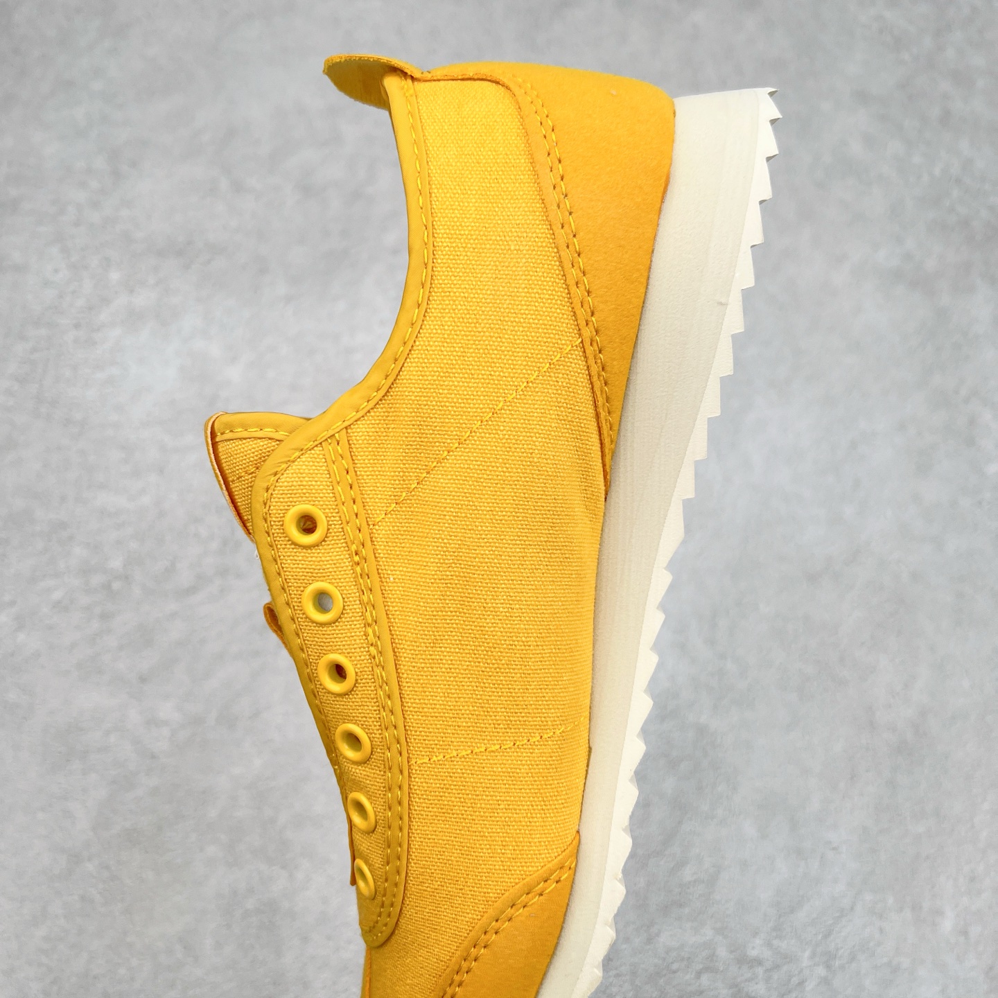 图片[7]-DESCENTE Sport Style Chron Racer迪桑特舒适百搭防滑耐磨低帮生活休闲鞋 是一款集复古与现代于一体的低帮跑步鞋 简洁的牛皮鞋面不仅彰显出时尚的质感 还适用于多种场合的穿搭 这款鞋子的透气性能极佳 轻质弹性鞋底则提供了良好的舒适度和耐磨性 使你在行走或跑步时都能感受到脚底的柔软与支撑 尺码：36 36.5 37.5 38 38.5 39 40 40.5 41 42 42.5 43 44 44.5 45-选品中心