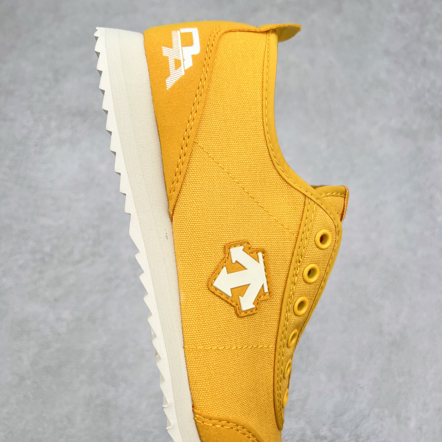 图片[6]-DESCENTE Sport Style Chron Racer迪桑特舒适百搭防滑耐磨低帮生活休闲鞋 是一款集复古与现代于一体的低帮跑步鞋 简洁的牛皮鞋面不仅彰显出时尚的质感 还适用于多种场合的穿搭 这款鞋子的透气性能极佳 轻质弹性鞋底则提供了良好的舒适度和耐磨性 使你在行走或跑步时都能感受到脚底的柔软与支撑 尺码：36 36.5 37.5 38 38.5 39 40 40.5 41 42 42.5 43 44 44.5 45-选品中心