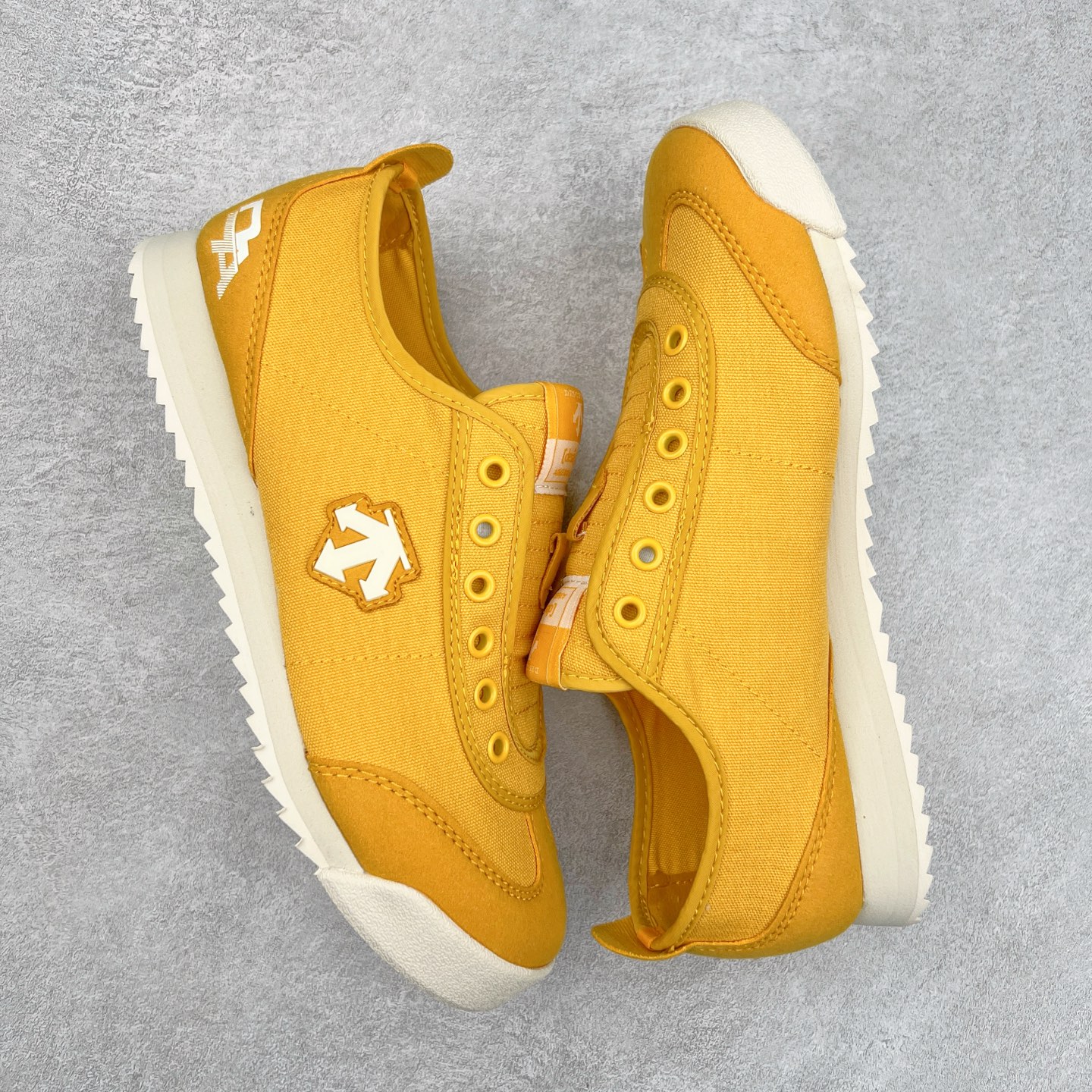 图片[3]-DESCENTE Sport Style Chron Racer迪桑特舒适百搭防滑耐磨低帮生活休闲鞋 是一款集复古与现代于一体的低帮跑步鞋 简洁的牛皮鞋面不仅彰显出时尚的质感 还适用于多种场合的穿搭 这款鞋子的透气性能极佳 轻质弹性鞋底则提供了良好的舒适度和耐磨性 使你在行走或跑步时都能感受到脚底的柔软与支撑 尺码：36 36.5 37.5 38 38.5 39 40 40.5 41 42 42.5 43 44 44.5 45-选品中心