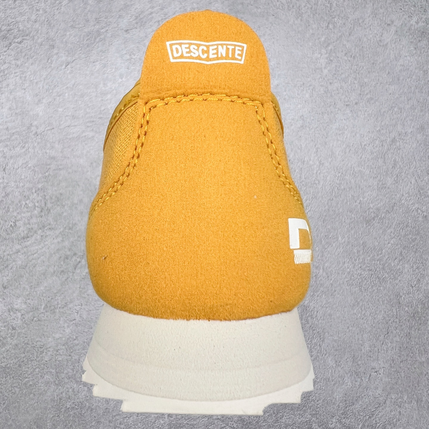 图片[8]-DESCENTE Sport Style Chron Racer迪桑特舒适百搭防滑耐磨低帮生活休闲鞋 是一款集复古与现代于一体的低帮跑步鞋 简洁的牛皮鞋面不仅彰显出时尚的质感 还适用于多种场合的穿搭 这款鞋子的透气性能极佳 轻质弹性鞋底则提供了良好的舒适度和耐磨性 使你在行走或跑步时都能感受到脚底的柔软与支撑 尺码：36 36.5 37.5 38 38.5 39 40 40.5 41 42 42.5 43 44 44.5 45-选品中心