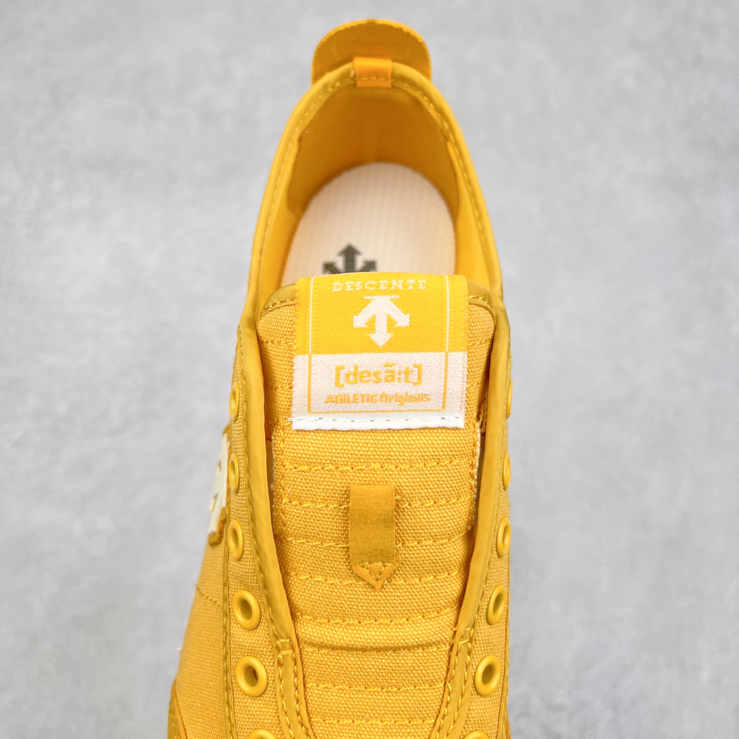 图片[5]-DESCENTE Sport Style Chron Racer迪桑特舒适百搭防滑耐磨低帮生活休闲鞋 是一款集复古与现代于一体的低帮跑步鞋 简洁的牛皮鞋面不仅彰显出时尚的质感 还适用于多种场合的穿搭 这款鞋子的透气性能极佳 轻质弹性鞋底则提供了良好的舒适度和耐磨性 使你在行走或跑步时都能感受到脚底的柔软与支撑 尺码：36 36.5 37.5 38 38.5 39 40 40.5 41 42 42.5 43 44 44.5 45-选品中心