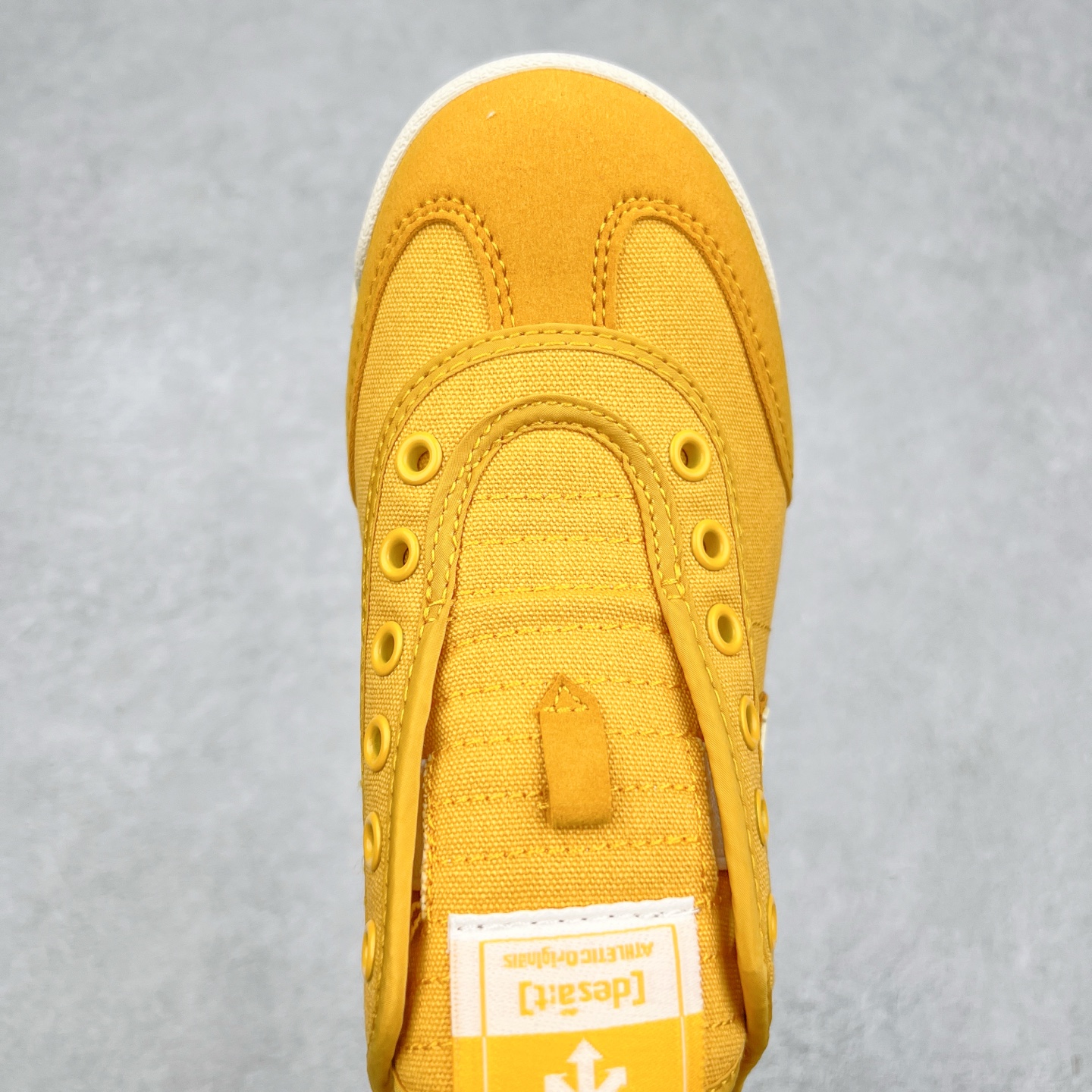 图片[4]-DESCENTE Sport Style Chron Racer迪桑特舒适百搭防滑耐磨低帮生活休闲鞋 是一款集复古与现代于一体的低帮跑步鞋 简洁的牛皮鞋面不仅彰显出时尚的质感 还适用于多种场合的穿搭 这款鞋子的透气性能极佳 轻质弹性鞋底则提供了良好的舒适度和耐磨性 使你在行走或跑步时都能感受到脚底的柔软与支撑 尺码：36 36.5 37.5 38 38.5 39 40 40.5 41 42 42.5 43 44 44.5 45-选品中心