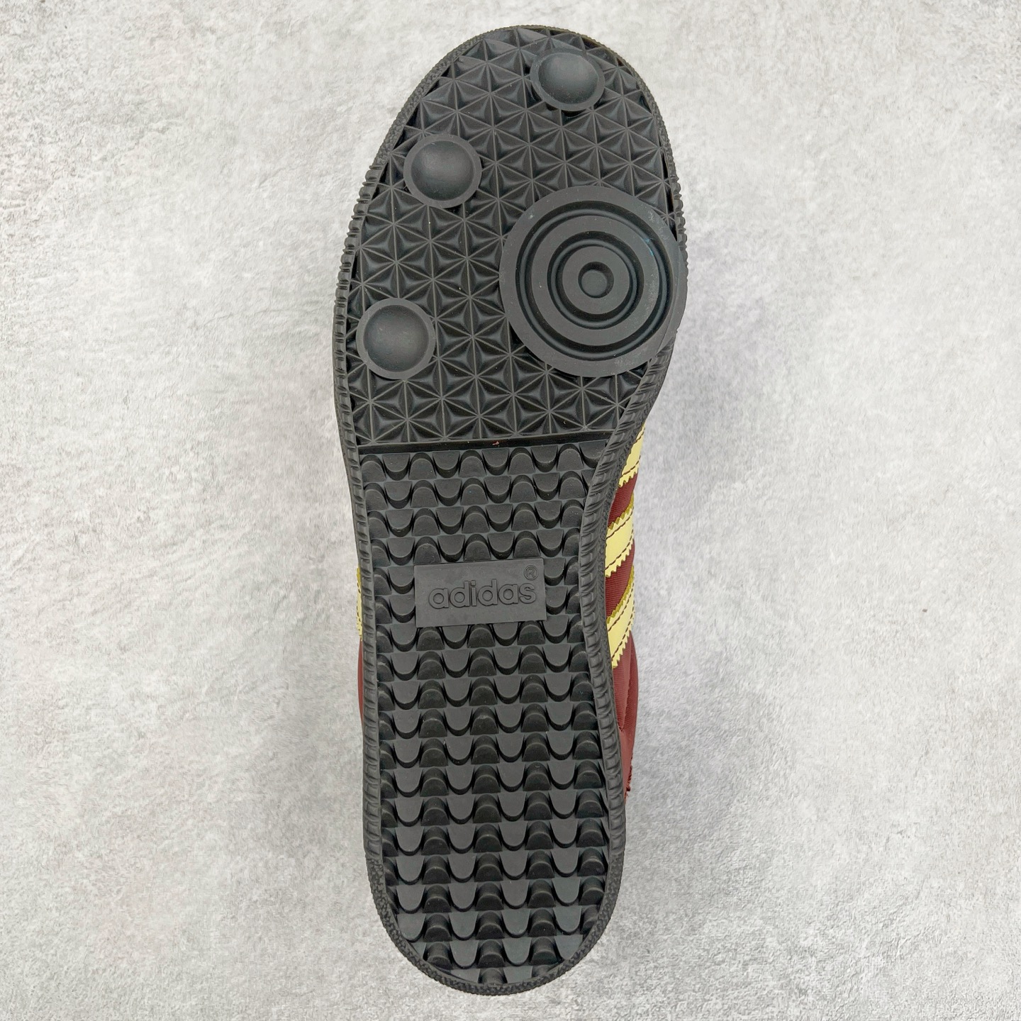 图片[9]-＃纯原福利 Wales Bonner x AD Originals Samba Classic 桑巴舞系列绅士德训足球风百搭低帮休闲运动板鞋 ID0217 伦敦时装品牌 Wales Bonner 携手Originals 打造 2022 最新春夏联名系列。本次为双方的第四度合作，灵感汲取了设计师 Grace Wales Bonner 对于 70、80 年代 Burkina Faso 音乐、摄影方面的研究，选择 Country 与 Samba 两双经典鞋款进行打造。随着 SAMBA 热风的不断席卷，不少品牌与 adidas Originals 的例行合作款式也逐渐受人关注。目前已经曝光两款全新合作鞋款的 Wales Bonner 如今再度曝光一款全新配色 SAMBA 联名。此次合作款式主打亮银反光配色，丝线编织三道杠以及加长鞋舌设计，想必穿着起来回头率也是不低！尺码：35⅔ 36 36⅔ 37⅓ 38 38⅔ 39⅓ 40 40⅔ 41⅓ 42 42⅔ 43⅓ 44 44⅔ 45-选品中心