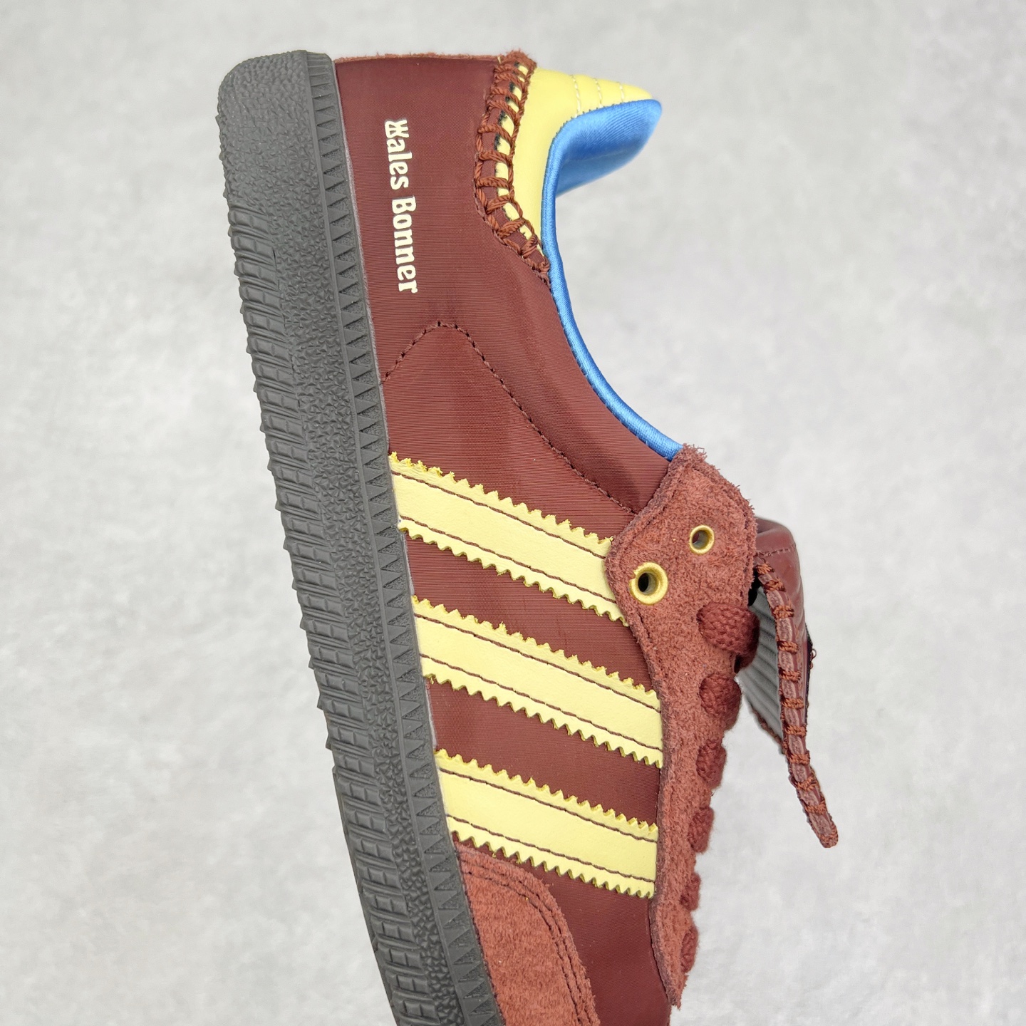 图片[6]-＃纯原福利 Wales Bonner x AD Originals Samba Classic 桑巴舞系列绅士德训足球风百搭低帮休闲运动板鞋 ID0217 伦敦时装品牌 Wales Bonner 携手Originals 打造 2022 最新春夏联名系列。本次为双方的第四度合作，灵感汲取了设计师 Grace Wales Bonner 对于 70、80 年代 Burkina Faso 音乐、摄影方面的研究，选择 Country 与 Samba 两双经典鞋款进行打造。随着 SAMBA 热风的不断席卷，不少品牌与 adidas Originals 的例行合作款式也逐渐受人关注。目前已经曝光两款全新合作鞋款的 Wales Bonner 如今再度曝光一款全新配色 SAMBA 联名。此次合作款式主打亮银反光配色，丝线编织三道杠以及加长鞋舌设计，想必穿着起来回头率也是不低！尺码：35⅔ 36 36⅔ 37⅓ 38 38⅔ 39⅓ 40 40⅔ 41⅓ 42 42⅔ 43⅓ 44 44⅔ 45-选品中心