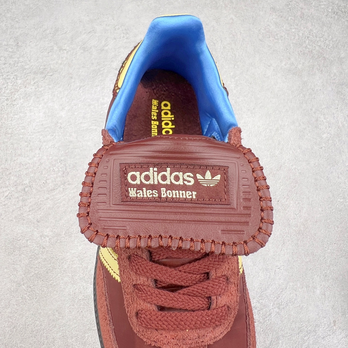图片[5]-＃纯原福利 Wales Bonner x AD Originals Samba Classic 桑巴舞系列绅士德训足球风百搭低帮休闲运动板鞋 ID0217 伦敦时装品牌 Wales Bonner 携手Originals 打造 2022 最新春夏联名系列。本次为双方的第四度合作，灵感汲取了设计师 Grace Wales Bonner 对于 70、80 年代 Burkina Faso 音乐、摄影方面的研究，选择 Country 与 Samba 两双经典鞋款进行打造。随着 SAMBA 热风的不断席卷，不少品牌与 adidas Originals 的例行合作款式也逐渐受人关注。目前已经曝光两款全新合作鞋款的 Wales Bonner 如今再度曝光一款全新配色 SAMBA 联名。此次合作款式主打亮银反光配色，丝线编织三道杠以及加长鞋舌设计，想必穿着起来回头率也是不低！尺码：35⅔ 36 36⅔ 37⅓ 38 38⅔ 39⅓ 40 40⅔ 41⅓ 42 42⅔ 43⅓ 44 44⅔ 45-选品中心