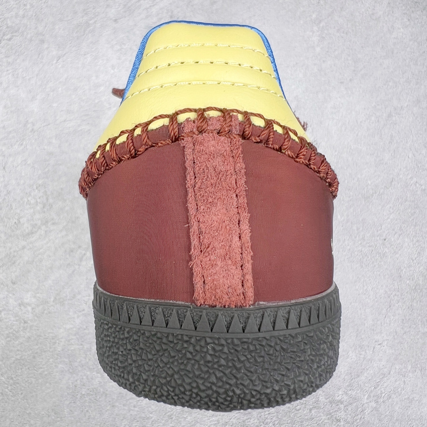 图片[8]-＃纯原福利 Wales Bonner x AD Originals Samba Classic 桑巴舞系列绅士德训足球风百搭低帮休闲运动板鞋 ID0217 伦敦时装品牌 Wales Bonner 携手Originals 打造 2022 最新春夏联名系列。本次为双方的第四度合作，灵感汲取了设计师 Grace Wales Bonner 对于 70、80 年代 Burkina Faso 音乐、摄影方面的研究，选择 Country 与 Samba 两双经典鞋款进行打造。随着 SAMBA 热风的不断席卷，不少品牌与 adidas Originals 的例行合作款式也逐渐受人关注。目前已经曝光两款全新合作鞋款的 Wales Bonner 如今再度曝光一款全新配色 SAMBA 联名。此次合作款式主打亮银反光配色，丝线编织三道杠以及加长鞋舌设计，想必穿着起来回头率也是不低！尺码：35⅔ 36 36⅔ 37⅓ 38 38⅔ 39⅓ 40 40⅔ 41⅓ 42 42⅔ 43⅓ 44 44⅔ 45-选品中心