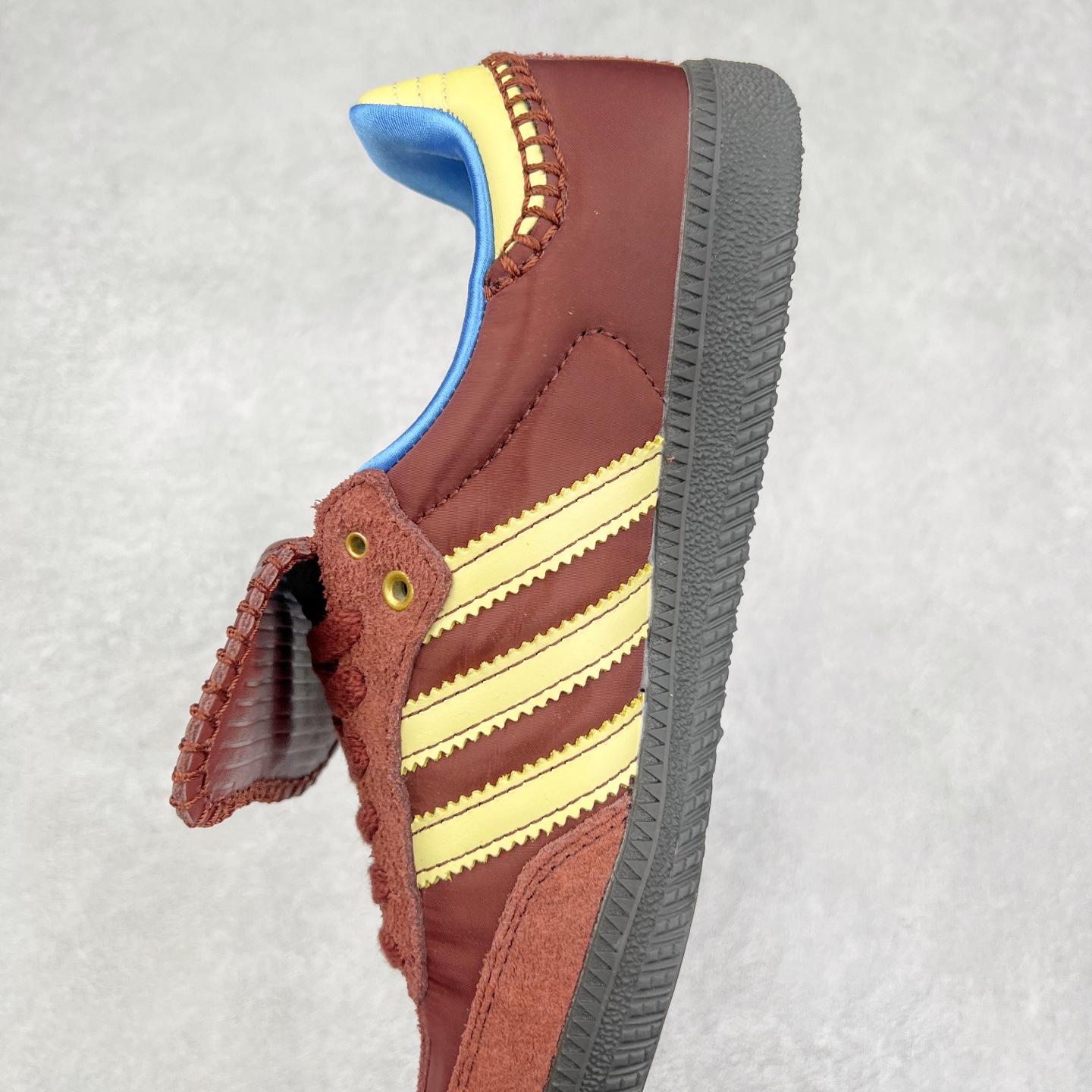 图片[7]-＃纯原福利 Wales Bonner x AD Originals Samba Classic 桑巴舞系列绅士德训足球风百搭低帮休闲运动板鞋 ID0217 伦敦时装品牌 Wales Bonner 携手Originals 打造 2022 最新春夏联名系列。本次为双方的第四度合作，灵感汲取了设计师 Grace Wales Bonner 对于 70、80 年代 Burkina Faso 音乐、摄影方面的研究，选择 Country 与 Samba 两双经典鞋款进行打造。随着 SAMBA 热风的不断席卷，不少品牌与 adidas Originals 的例行合作款式也逐渐受人关注。目前已经曝光两款全新合作鞋款的 Wales Bonner 如今再度曝光一款全新配色 SAMBA 联名。此次合作款式主打亮银反光配色，丝线编织三道杠以及加长鞋舌设计，想必穿着起来回头率也是不低！尺码：35⅔ 36 36⅔ 37⅓ 38 38⅔ 39⅓ 40 40⅔ 41⅓ 42 42⅔ 43⅓ 44 44⅔ 45-选品中心