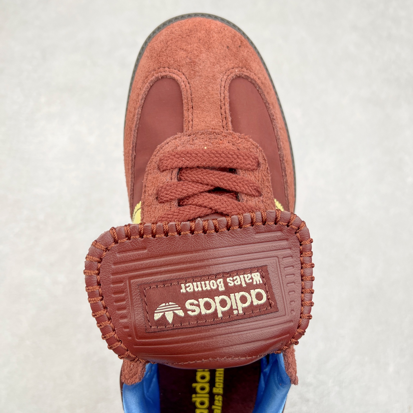 图片[4]-＃纯原福利 Wales Bonner x AD Originals Samba Classic 桑巴舞系列绅士德训足球风百搭低帮休闲运动板鞋 ID0217 伦敦时装品牌 Wales Bonner 携手Originals 打造 2022 最新春夏联名系列。本次为双方的第四度合作，灵感汲取了设计师 Grace Wales Bonner 对于 70、80 年代 Burkina Faso 音乐、摄影方面的研究，选择 Country 与 Samba 两双经典鞋款进行打造。随着 SAMBA 热风的不断席卷，不少品牌与 adidas Originals 的例行合作款式也逐渐受人关注。目前已经曝光两款全新合作鞋款的 Wales Bonner 如今再度曝光一款全新配色 SAMBA 联名。此次合作款式主打亮银反光配色，丝线编织三道杠以及加长鞋舌设计，想必穿着起来回头率也是不低！尺码：35⅔ 36 36⅔ 37⅓ 38 38⅔ 39⅓ 40 40⅔ 41⅓ 42 42⅔ 43⅓ 44 44⅔ 45-选品中心