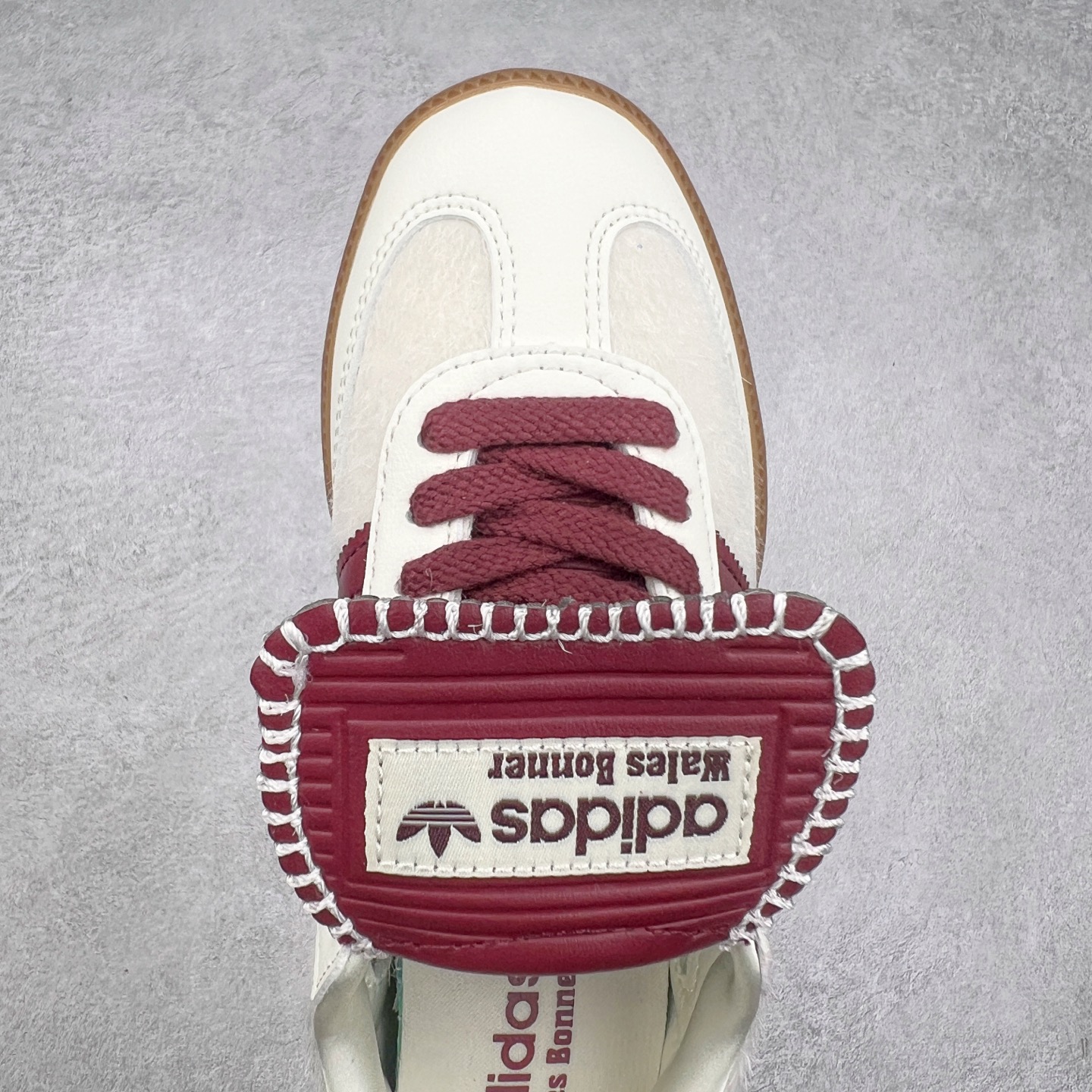 图片[4]-＃纯原福利 Wales Bonner x AD Originals Samba Classic 桑巴舞系列绅士德训足球风百搭低帮休闲运动板鞋 ID0217 伦敦时装品牌 Wales Bonner 携手Originals 打造 2022 最新春夏联名系列。本次为双方的第四度合作，灵感汲取了设计师 Grace Wales Bonner 对于 70、80 年代 Burkina Faso 音乐、摄影方面的研究，选择 Country 与 Samba 两双经典鞋款进行打造。随着 SAMBA 热风的不断席卷，不少品牌与 adidas Originals 的例行合作款式也逐渐受人关注。目前已经曝光两款全新合作鞋款的 Wales Bonner 如今再度曝光一款全新配色 SAMBA 联名。此次合作款式主打亮银反光配色，丝线编织三道杠以及加长鞋舌设计，想必穿着起来回头率也是不低！尺码：35⅔ 36 36⅔ 37⅓ 38 38⅔ 39⅓ 40 40⅔ 41⅓ 42 42⅔ 43⅓ 44 44⅔ 45-选品中心