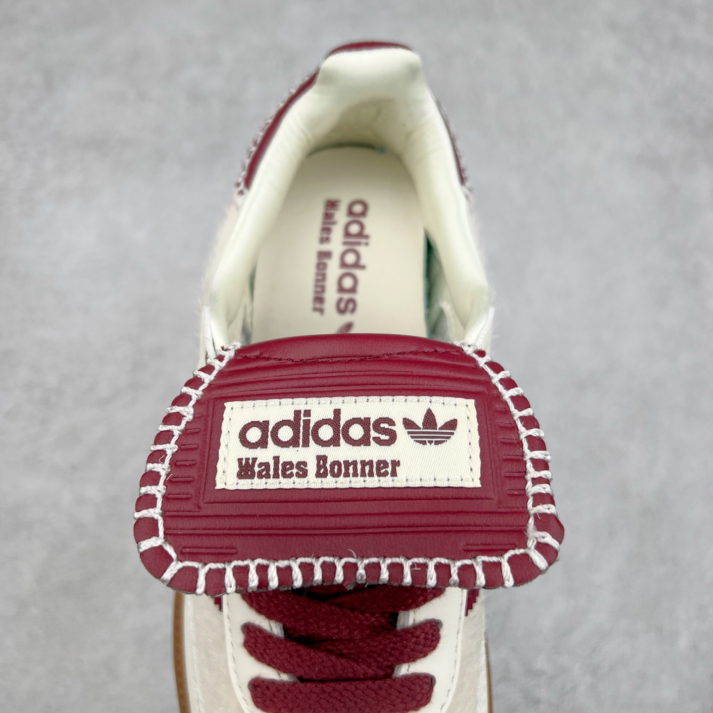 图片[5]-＃纯原福利 Wales Bonner x AD Originals Samba Classic 桑巴舞系列绅士德训足球风百搭低帮休闲运动板鞋 ID0217 伦敦时装品牌 Wales Bonner 携手Originals 打造 2022 最新春夏联名系列。本次为双方的第四度合作，灵感汲取了设计师 Grace Wales Bonner 对于 70、80 年代 Burkina Faso 音乐、摄影方面的研究，选择 Country 与 Samba 两双经典鞋款进行打造。随着 SAMBA 热风的不断席卷，不少品牌与 adidas Originals 的例行合作款式也逐渐受人关注。目前已经曝光两款全新合作鞋款的 Wales Bonner 如今再度曝光一款全新配色 SAMBA 联名。此次合作款式主打亮银反光配色，丝线编织三道杠以及加长鞋舌设计，想必穿着起来回头率也是不低！尺码：35⅔ 36 36⅔ 37⅓ 38 38⅔ 39⅓ 40 40⅔ 41⅓ 42 42⅔ 43⅓ 44 44⅔ 45-选品中心