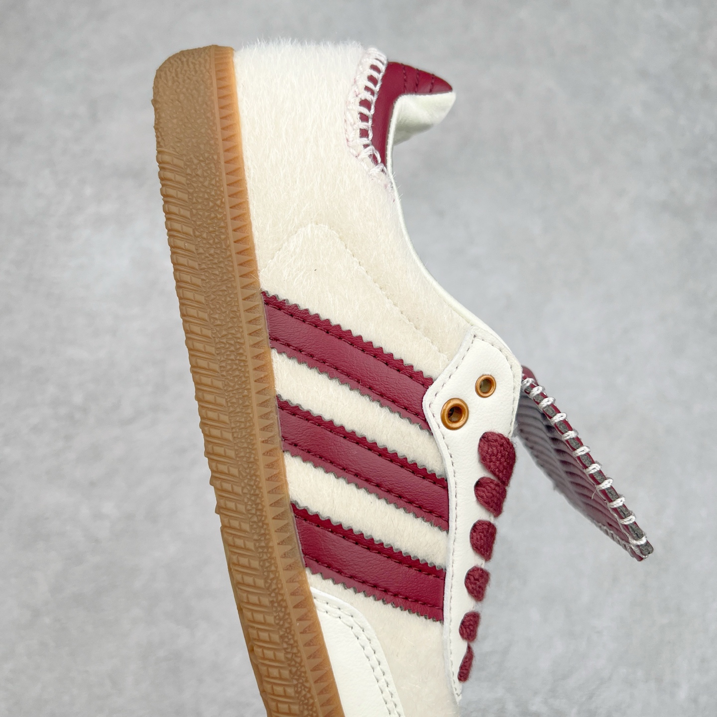 图片[6]-＃纯原福利 Wales Bonner x AD Originals Samba Classic 桑巴舞系列绅士德训足球风百搭低帮休闲运动板鞋 ID0217 伦敦时装品牌 Wales Bonner 携手Originals 打造 2022 最新春夏联名系列。本次为双方的第四度合作，灵感汲取了设计师 Grace Wales Bonner 对于 70、80 年代 Burkina Faso 音乐、摄影方面的研究，选择 Country 与 Samba 两双经典鞋款进行打造。随着 SAMBA 热风的不断席卷，不少品牌与 adidas Originals 的例行合作款式也逐渐受人关注。目前已经曝光两款全新合作鞋款的 Wales Bonner 如今再度曝光一款全新配色 SAMBA 联名。此次合作款式主打亮银反光配色，丝线编织三道杠以及加长鞋舌设计，想必穿着起来回头率也是不低！尺码：35⅔ 36 36⅔ 37⅓ 38 38⅔ 39⅓ 40 40⅔ 41⅓ 42 42⅔ 43⅓ 44 44⅔ 45-选品中心