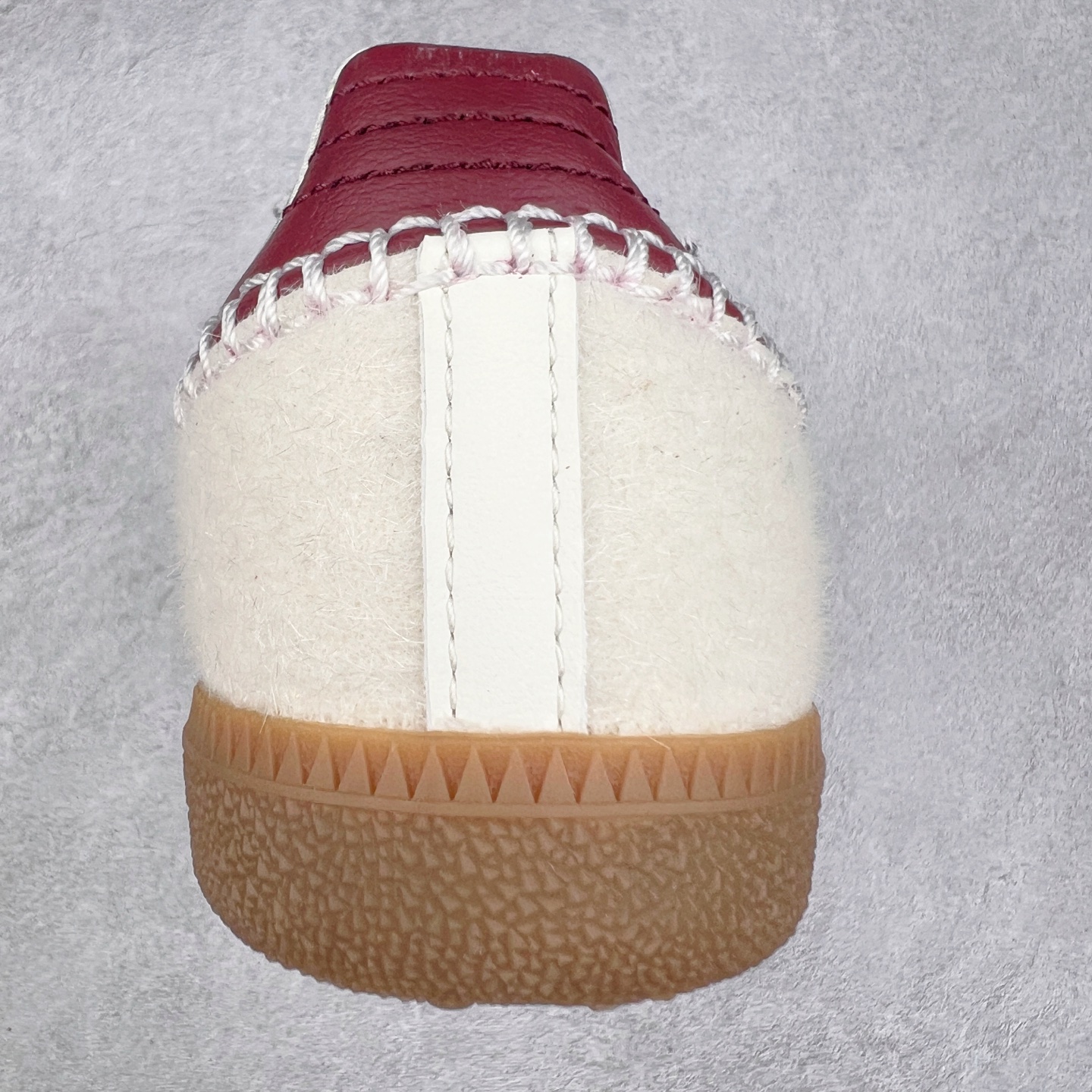 图片[8]-＃纯原福利 Wales Bonner x AD Originals Samba Classic 桑巴舞系列绅士德训足球风百搭低帮休闲运动板鞋 ID0217 伦敦时装品牌 Wales Bonner 携手Originals 打造 2022 最新春夏联名系列。本次为双方的第四度合作，灵感汲取了设计师 Grace Wales Bonner 对于 70、80 年代 Burkina Faso 音乐、摄影方面的研究，选择 Country 与 Samba 两双经典鞋款进行打造。随着 SAMBA 热风的不断席卷，不少品牌与 adidas Originals 的例行合作款式也逐渐受人关注。目前已经曝光两款全新合作鞋款的 Wales Bonner 如今再度曝光一款全新配色 SAMBA 联名。此次合作款式主打亮银反光配色，丝线编织三道杠以及加长鞋舌设计，想必穿着起来回头率也是不低！尺码：35⅔ 36 36⅔ 37⅓ 38 38⅔ 39⅓ 40 40⅔ 41⅓ 42 42⅔ 43⅓ 44 44⅔ 45-选品中心