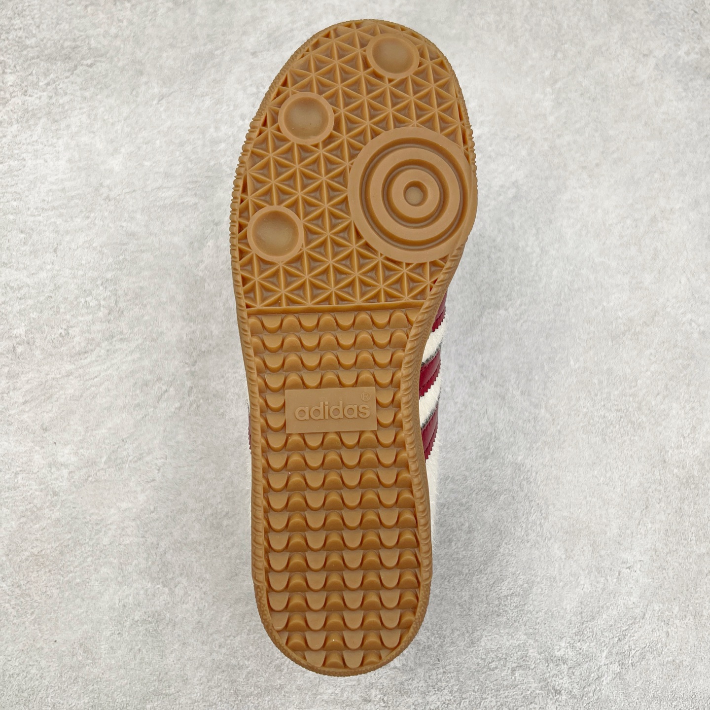 图片[9]-＃纯原福利 Wales Bonner x AD Originals Samba Classic 桑巴舞系列绅士德训足球风百搭低帮休闲运动板鞋 ID0217 伦敦时装品牌 Wales Bonner 携手Originals 打造 2022 最新春夏联名系列。本次为双方的第四度合作，灵感汲取了设计师 Grace Wales Bonner 对于 70、80 年代 Burkina Faso 音乐、摄影方面的研究，选择 Country 与 Samba 两双经典鞋款进行打造。随着 SAMBA 热风的不断席卷，不少品牌与 adidas Originals 的例行合作款式也逐渐受人关注。目前已经曝光两款全新合作鞋款的 Wales Bonner 如今再度曝光一款全新配色 SAMBA 联名。此次合作款式主打亮银反光配色，丝线编织三道杠以及加长鞋舌设计，想必穿着起来回头率也是不低！尺码：35⅔ 36 36⅔ 37⅓ 38 38⅔ 39⅓ 40 40⅔ 41⅓ 42 42⅔ 43⅓ 44 44⅔ 45-选品中心