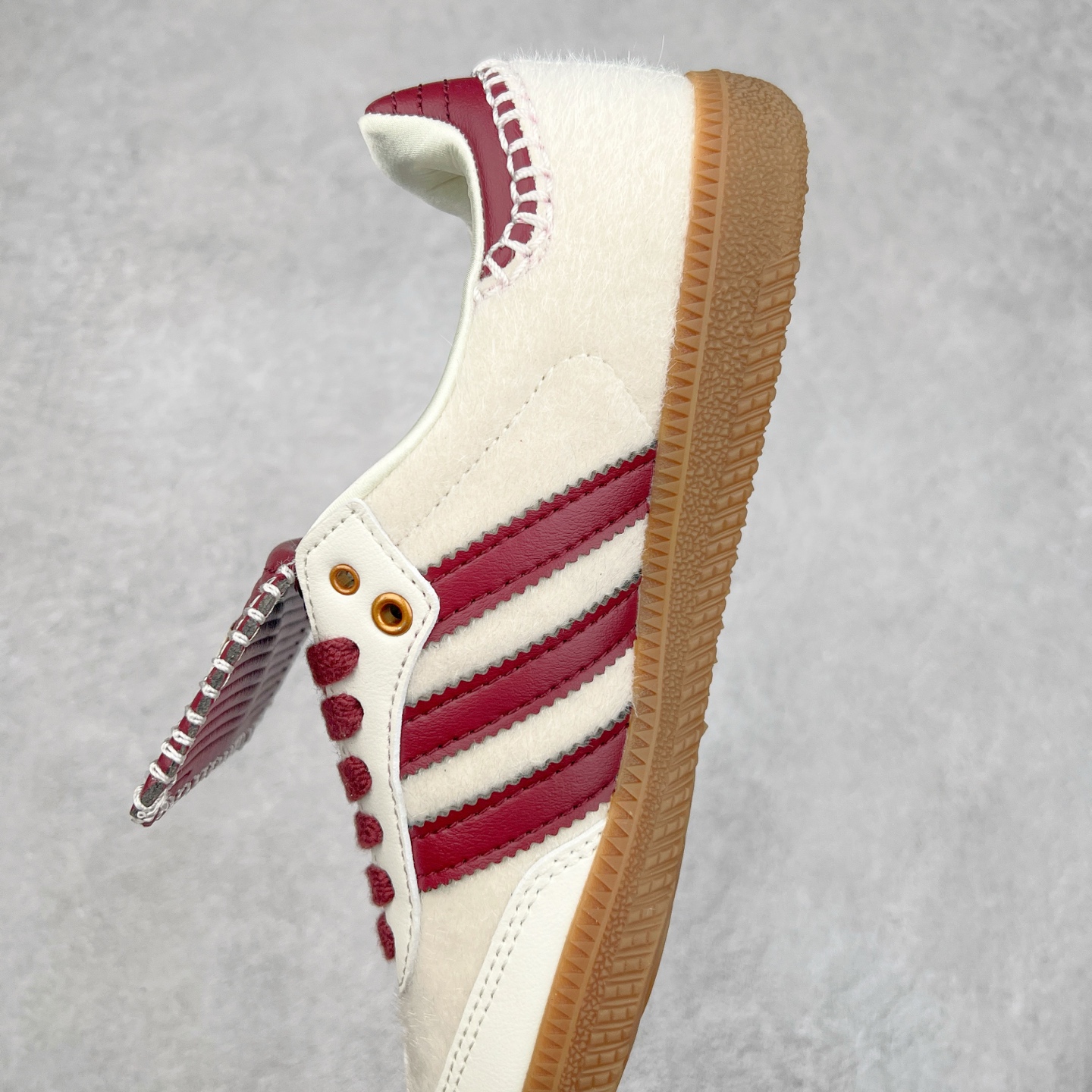 图片[7]-＃纯原福利 Wales Bonner x AD Originals Samba Classic 桑巴舞系列绅士德训足球风百搭低帮休闲运动板鞋 ID0217 伦敦时装品牌 Wales Bonner 携手Originals 打造 2022 最新春夏联名系列。本次为双方的第四度合作，灵感汲取了设计师 Grace Wales Bonner 对于 70、80 年代 Burkina Faso 音乐、摄影方面的研究，选择 Country 与 Samba 两双经典鞋款进行打造。随着 SAMBA 热风的不断席卷，不少品牌与 adidas Originals 的例行合作款式也逐渐受人关注。目前已经曝光两款全新合作鞋款的 Wales Bonner 如今再度曝光一款全新配色 SAMBA 联名。此次合作款式主打亮银反光配色，丝线编织三道杠以及加长鞋舌设计，想必穿着起来回头率也是不低！尺码：35⅔ 36 36⅔ 37⅓ 38 38⅔ 39⅓ 40 40⅔ 41⅓ 42 42⅔ 43⅓ 44 44⅔ 45-选品中心