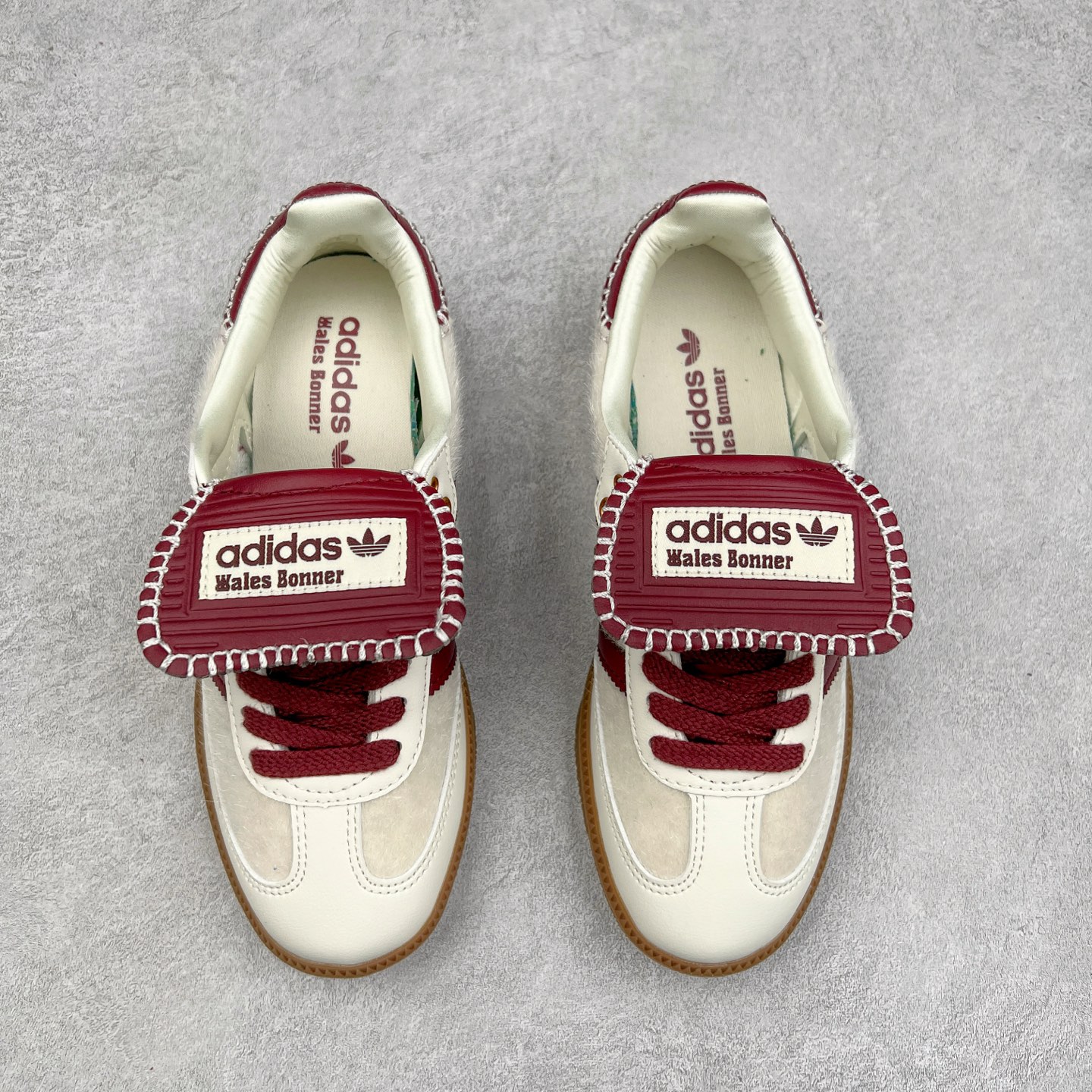 图片[2]-＃纯原福利 Wales Bonner x AD Originals Samba Classic 桑巴舞系列绅士德训足球风百搭低帮休闲运动板鞋 ID0217 伦敦时装品牌 Wales Bonner 携手Originals 打造 2022 最新春夏联名系列。本次为双方的第四度合作，灵感汲取了设计师 Grace Wales Bonner 对于 70、80 年代 Burkina Faso 音乐、摄影方面的研究，选择 Country 与 Samba 两双经典鞋款进行打造。随着 SAMBA 热风的不断席卷，不少品牌与 adidas Originals 的例行合作款式也逐渐受人关注。目前已经曝光两款全新合作鞋款的 Wales Bonner 如今再度曝光一款全新配色 SAMBA 联名。此次合作款式主打亮银反光配色，丝线编织三道杠以及加长鞋舌设计，想必穿着起来回头率也是不低！尺码：35⅔ 36 36⅔ 37⅓ 38 38⅔ 39⅓ 40 40⅔ 41⅓ 42 42⅔ 43⅓ 44 44⅔ 45-选品中心