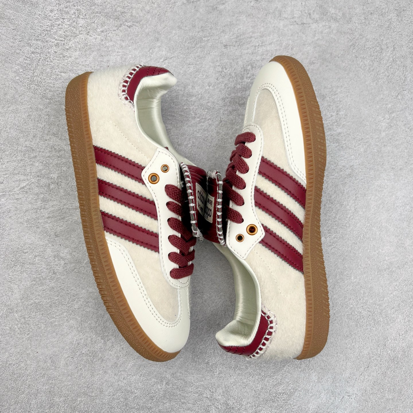 图片[3]-＃纯原福利 Wales Bonner x AD Originals Samba Classic 桑巴舞系列绅士德训足球风百搭低帮休闲运动板鞋 ID0217 伦敦时装品牌 Wales Bonner 携手Originals 打造 2022 最新春夏联名系列。本次为双方的第四度合作，灵感汲取了设计师 Grace Wales Bonner 对于 70、80 年代 Burkina Faso 音乐、摄影方面的研究，选择 Country 与 Samba 两双经典鞋款进行打造。随着 SAMBA 热风的不断席卷，不少品牌与 adidas Originals 的例行合作款式也逐渐受人关注。目前已经曝光两款全新合作鞋款的 Wales Bonner 如今再度曝光一款全新配色 SAMBA 联名。此次合作款式主打亮银反光配色，丝线编织三道杠以及加长鞋舌设计，想必穿着起来回头率也是不低！尺码：35⅔ 36 36⅔ 37⅓ 38 38⅔ 39⅓ 40 40⅔ 41⅓ 42 42⅔ 43⅓ 44 44⅔ 45-选品中心