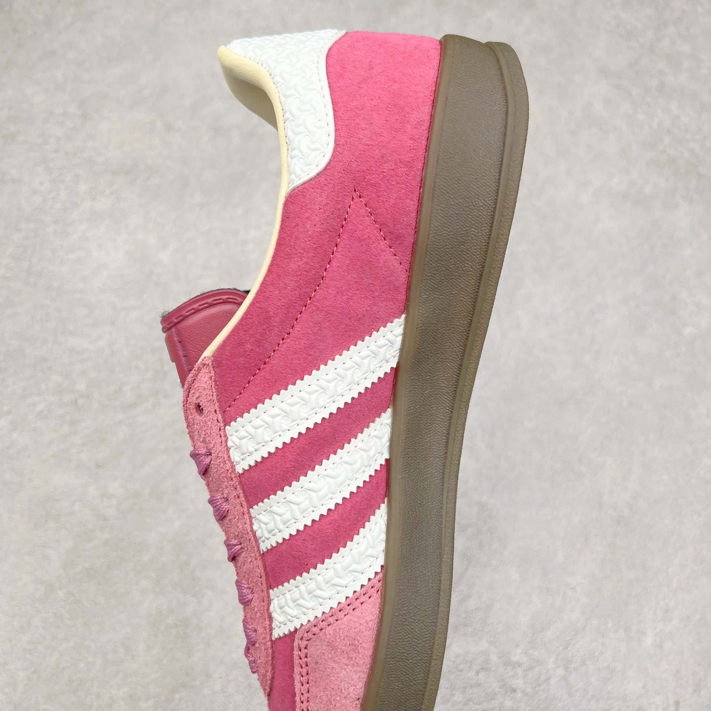 图片[7]-＃纯原福利 AD Original Gazelle Indoor Trainers 瞪羚室内鞋系列低帮复古百搭休闲运动德训风板鞋 高端零售特供批次 原厂定制长毛翻毛皮组合环保纤维革鞋面材质 内置环保海玻璃鞋垫 外置RB橡胶大底 产品品控稳定性领先行业 原厂全套原楦原纸板冲刀磨具开发 原厂皮料加持 原厂港宝加持定型后跟R度完美 将复古进行到底 简约流畅 三十年不变经典 这款Gazelle运动鞋 无论面料、配色、质感或设计 都只在重现其1991年原款的经典 皮革鞋面 撞色三条纹和鞋跟标的设计 力求呈现90年代的经典复古风潮 Samba火热的同时 也带动了其它的复古鞋型 Gazelle便是其中一只 Gazelle Indoor拥有包边更宽的T字型鞋头 更好的保护运动员的前掌 浓浓的复古氛围感 非常适合现在流行的Cleanfit风格 尺码：36 36⅔ 37⅓ 38 38⅔ 39⅓ 40 40⅔ 41⅓ 42 42⅔ 43⅓ 44 44⅔-选品中心