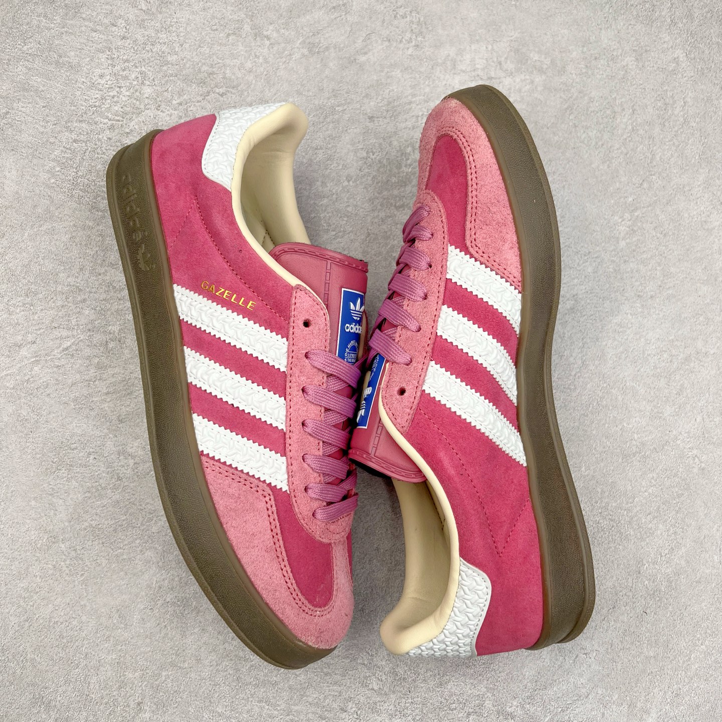 图片[3]-＃纯原福利 AD Original Gazelle Indoor Trainers 瞪羚室内鞋系列低帮复古百搭休闲运动德训风板鞋 高端零售特供批次 原厂定制长毛翻毛皮组合环保纤维革鞋面材质 内置环保海玻璃鞋垫 外置RB橡胶大底 产品品控稳定性领先行业 原厂全套原楦原纸板冲刀磨具开发 原厂皮料加持 原厂港宝加持定型后跟R度完美 将复古进行到底 简约流畅 三十年不变经典 这款Gazelle运动鞋 无论面料、配色、质感或设计 都只在重现其1991年原款的经典 皮革鞋面 撞色三条纹和鞋跟标的设计 力求呈现90年代的经典复古风潮 Samba火热的同时 也带动了其它的复古鞋型 Gazelle便是其中一只 Gazelle Indoor拥有包边更宽的T字型鞋头 更好的保护运动员的前掌 浓浓的复古氛围感 非常适合现在流行的Cleanfit风格 尺码：36 36⅔ 37⅓ 38 38⅔ 39⅓ 40 40⅔ 41⅓ 42 42⅔ 43⅓ 44 44⅔-选品中心
