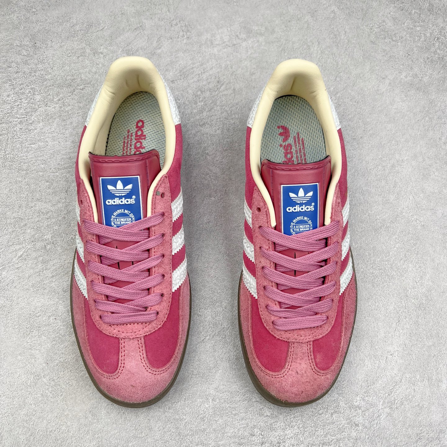 图片[2]-＃纯原福利 AD Original Gazelle Indoor Trainers 瞪羚室内鞋系列低帮复古百搭休闲运动德训风板鞋 高端零售特供批次 原厂定制长毛翻毛皮组合环保纤维革鞋面材质 内置环保海玻璃鞋垫 外置RB橡胶大底 产品品控稳定性领先行业 原厂全套原楦原纸板冲刀磨具开发 原厂皮料加持 原厂港宝加持定型后跟R度完美 将复古进行到底 简约流畅 三十年不变经典 这款Gazelle运动鞋 无论面料、配色、质感或设计 都只在重现其1991年原款的经典 皮革鞋面 撞色三条纹和鞋跟标的设计 力求呈现90年代的经典复古风潮 Samba火热的同时 也带动了其它的复古鞋型 Gazelle便是其中一只 Gazelle Indoor拥有包边更宽的T字型鞋头 更好的保护运动员的前掌 浓浓的复古氛围感 非常适合现在流行的Cleanfit风格 尺码：36 36⅔ 37⅓ 38 38⅔ 39⅓ 40 40⅔ 41⅓ 42 42⅔ 43⅓ 44 44⅔-选品中心