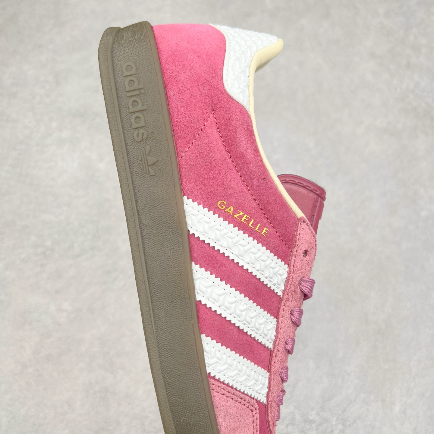 图片[6]-＃纯原福利 AD Original Gazelle Indoor Trainers 瞪羚室内鞋系列低帮复古百搭休闲运动德训风板鞋 高端零售特供批次 原厂定制长毛翻毛皮组合环保纤维革鞋面材质 内置环保海玻璃鞋垫 外置RB橡胶大底 产品品控稳定性领先行业 原厂全套原楦原纸板冲刀磨具开发 原厂皮料加持 原厂港宝加持定型后跟R度完美 将复古进行到底 简约流畅 三十年不变经典 这款Gazelle运动鞋 无论面料、配色、质感或设计 都只在重现其1991年原款的经典 皮革鞋面 撞色三条纹和鞋跟标的设计 力求呈现90年代的经典复古风潮 Samba火热的同时 也带动了其它的复古鞋型 Gazelle便是其中一只 Gazelle Indoor拥有包边更宽的T字型鞋头 更好的保护运动员的前掌 浓浓的复古氛围感 非常适合现在流行的Cleanfit风格 尺码：36 36⅔ 37⅓ 38 38⅔ 39⅓ 40 40⅔ 41⅓ 42 42⅔ 43⅓ 44 44⅔-选品中心