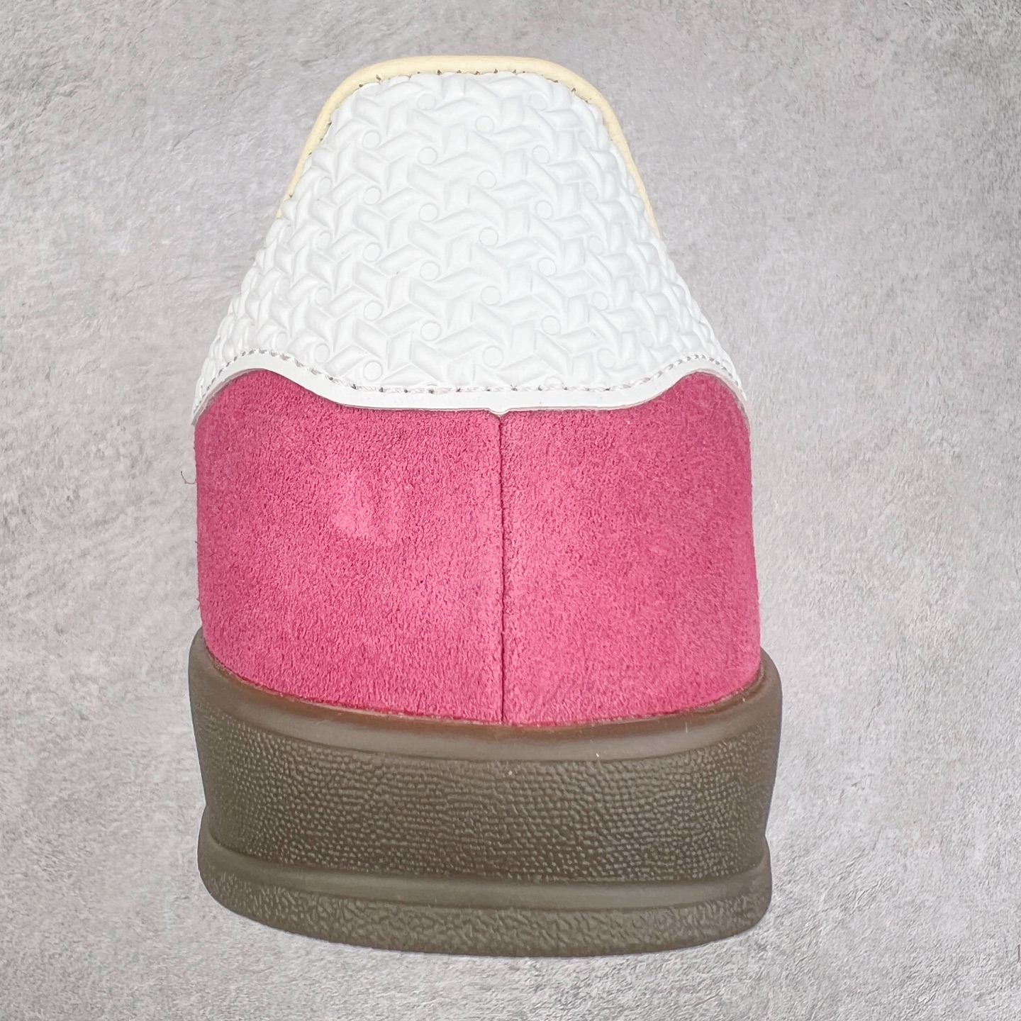 图片[8]-＃纯原福利 AD Original Gazelle Indoor Trainers 瞪羚室内鞋系列低帮复古百搭休闲运动德训风板鞋 高端零售特供批次 原厂定制长毛翻毛皮组合环保纤维革鞋面材质 内置环保海玻璃鞋垫 外置RB橡胶大底 产品品控稳定性领先行业 原厂全套原楦原纸板冲刀磨具开发 原厂皮料加持 原厂港宝加持定型后跟R度完美 将复古进行到底 简约流畅 三十年不变经典 这款Gazelle运动鞋 无论面料、配色、质感或设计 都只在重现其1991年原款的经典 皮革鞋面 撞色三条纹和鞋跟标的设计 力求呈现90年代的经典复古风潮 Samba火热的同时 也带动了其它的复古鞋型 Gazelle便是其中一只 Gazelle Indoor拥有包边更宽的T字型鞋头 更好的保护运动员的前掌 浓浓的复古氛围感 非常适合现在流行的Cleanfit风格 尺码：36 36⅔ 37⅓ 38 38⅔ 39⅓ 40 40⅔ 41⅓ 42 42⅔ 43⅓ 44 44⅔-选品中心