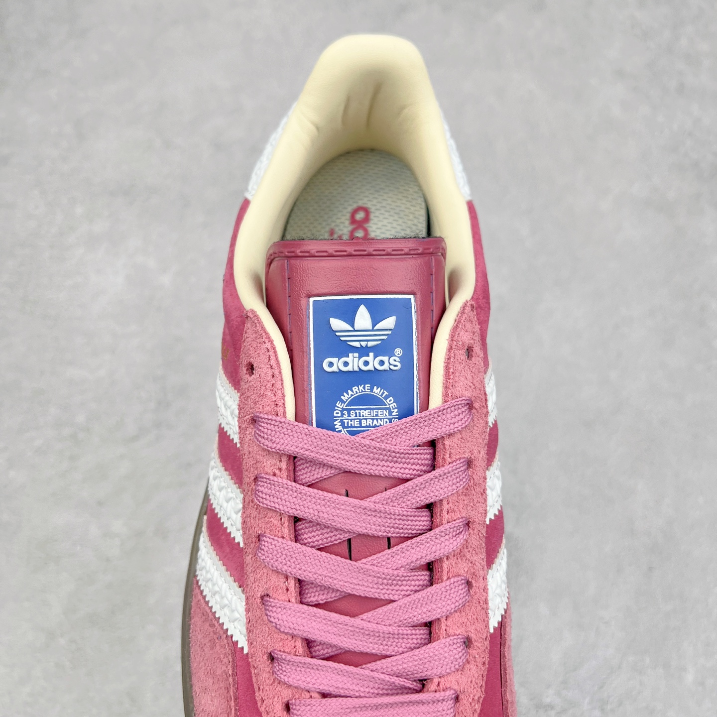 图片[5]-＃纯原福利 AD Original Gazelle Indoor Trainers 瞪羚室内鞋系列低帮复古百搭休闲运动德训风板鞋 高端零售特供批次 原厂定制长毛翻毛皮组合环保纤维革鞋面材质 内置环保海玻璃鞋垫 外置RB橡胶大底 产品品控稳定性领先行业 原厂全套原楦原纸板冲刀磨具开发 原厂皮料加持 原厂港宝加持定型后跟R度完美 将复古进行到底 简约流畅 三十年不变经典 这款Gazelle运动鞋 无论面料、配色、质感或设计 都只在重现其1991年原款的经典 皮革鞋面 撞色三条纹和鞋跟标的设计 力求呈现90年代的经典复古风潮 Samba火热的同时 也带动了其它的复古鞋型 Gazelle便是其中一只 Gazelle Indoor拥有包边更宽的T字型鞋头 更好的保护运动员的前掌 浓浓的复古氛围感 非常适合现在流行的Cleanfit风格 尺码：36 36⅔ 37⅓ 38 38⅔ 39⅓ 40 40⅔ 41⅓ 42 42⅔ 43⅓ 44 44⅔-选品中心