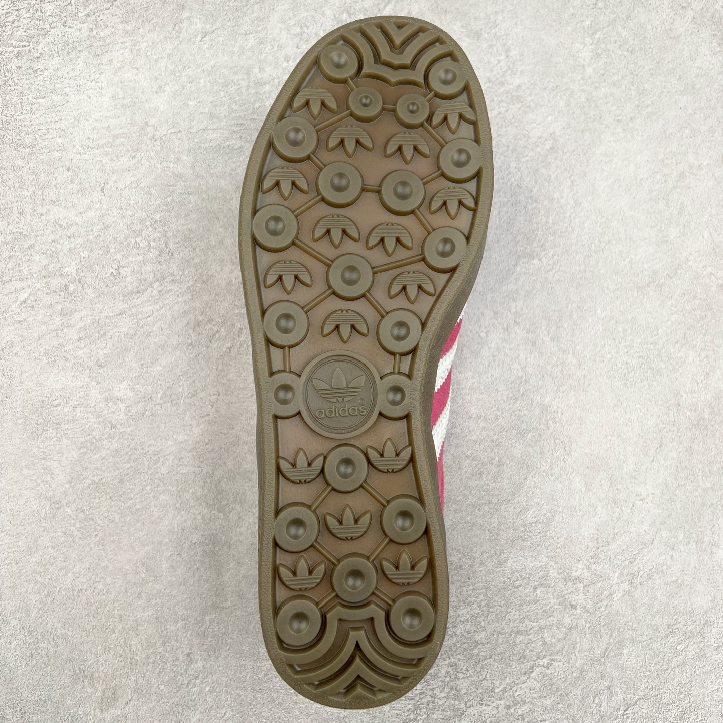 图片[9]-＃纯原福利 AD Original Gazelle Indoor Trainers 瞪羚室内鞋系列低帮复古百搭休闲运动德训风板鞋 高端零售特供批次 原厂定制长毛翻毛皮组合环保纤维革鞋面材质 内置环保海玻璃鞋垫 外置RB橡胶大底 产品品控稳定性领先行业 原厂全套原楦原纸板冲刀磨具开发 原厂皮料加持 原厂港宝加持定型后跟R度完美 将复古进行到底 简约流畅 三十年不变经典 这款Gazelle运动鞋 无论面料、配色、质感或设计 都只在重现其1991年原款的经典 皮革鞋面 撞色三条纹和鞋跟标的设计 力求呈现90年代的经典复古风潮 Samba火热的同时 也带动了其它的复古鞋型 Gazelle便是其中一只 Gazelle Indoor拥有包边更宽的T字型鞋头 更好的保护运动员的前掌 浓浓的复古氛围感 非常适合现在流行的Cleanfit风格 尺码：36 36⅔ 37⅓ 38 38⅔ 39⅓ 40 40⅔ 41⅓ 42 42⅔ 43⅓ 44 44⅔-选品中心