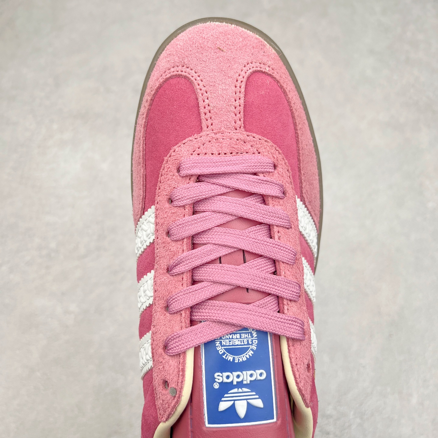 图片[4]-＃纯原福利 AD Original Gazelle Indoor Trainers 瞪羚室内鞋系列低帮复古百搭休闲运动德训风板鞋 高端零售特供批次 原厂定制长毛翻毛皮组合环保纤维革鞋面材质 内置环保海玻璃鞋垫 外置RB橡胶大底 产品品控稳定性领先行业 原厂全套原楦原纸板冲刀磨具开发 原厂皮料加持 原厂港宝加持定型后跟R度完美 将复古进行到底 简约流畅 三十年不变经典 这款Gazelle运动鞋 无论面料、配色、质感或设计 都只在重现其1991年原款的经典 皮革鞋面 撞色三条纹和鞋跟标的设计 力求呈现90年代的经典复古风潮 Samba火热的同时 也带动了其它的复古鞋型 Gazelle便是其中一只 Gazelle Indoor拥有包边更宽的T字型鞋头 更好的保护运动员的前掌 浓浓的复古氛围感 非常适合现在流行的Cleanfit风格 尺码：36 36⅔ 37⅓ 38 38⅔ 39⅓ 40 40⅔ 41⅓ 42 42⅔ 43⅓ 44 44⅔-选品中心