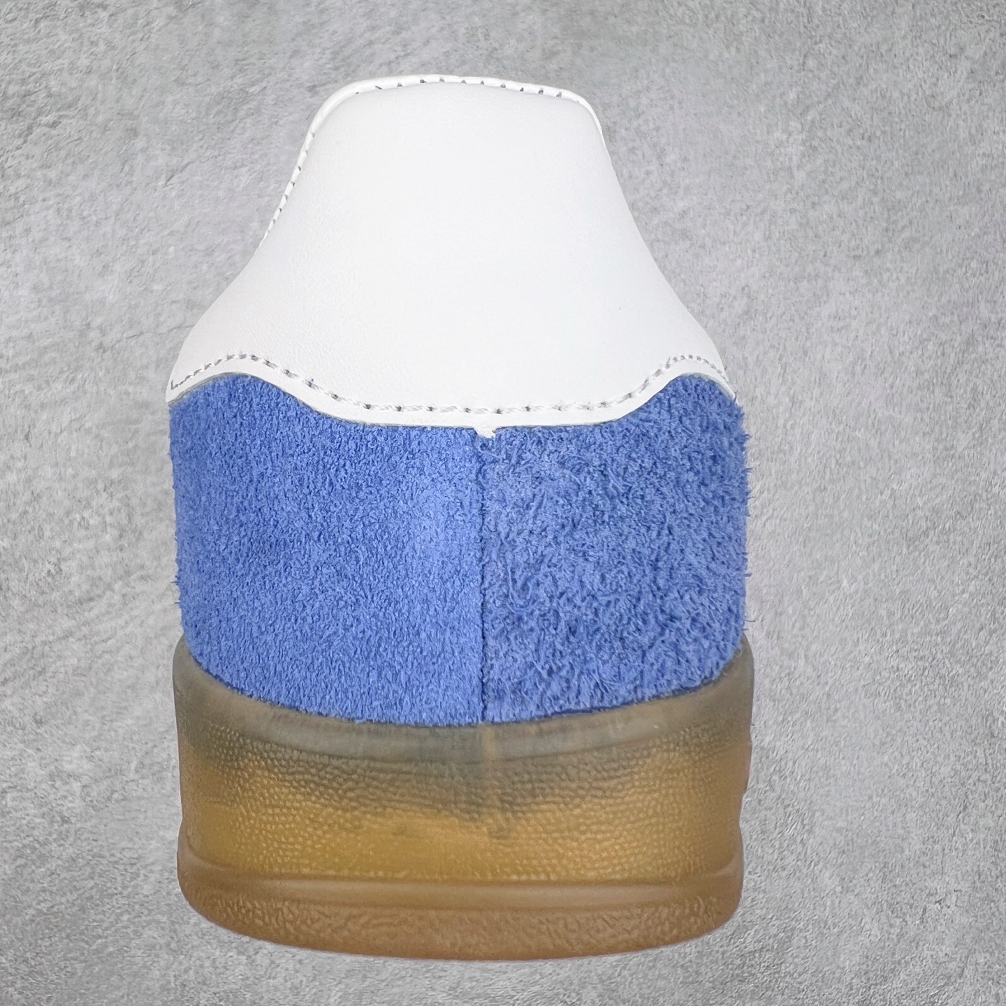 图片[8]-＃纯原福利 AD Original Gazelle Indoor Trainers 瞪羚室内鞋系列低帮复古百搭休闲运动德训风板鞋 高端零售特供批次 原厂定制长毛翻毛皮组合环保纤维革鞋面材质 内置环保海玻璃鞋垫 外置RB橡胶大底 产品品控稳定性领先行业 原厂全套原楦原纸板冲刀磨具开发 原厂皮料加持 原厂港宝加持定型后跟R度完美 将复古进行到底 简约流畅 三十年不变经典 这款Gazelle运动鞋 无论面料、配色、质感或设计 都只在重现其1991年原款的经典 皮革鞋面 撞色三条纹和鞋跟标的设计 力求呈现90年代的经典复古风潮 Samba火热的同时 也带动了其它的复古鞋型 Gazelle便是其中一只 Gazelle Indoor拥有包边更宽的T字型鞋头 更好的保护运动员的前掌 浓浓的复古氛围感 非常适合现在流行的Cleanfit风格 尺码：36 36⅔ 37⅓ 38 38⅔ 39⅓ 40 40⅔ 41⅓ 42 42⅔ 43⅓ 44 44⅔-选品中心