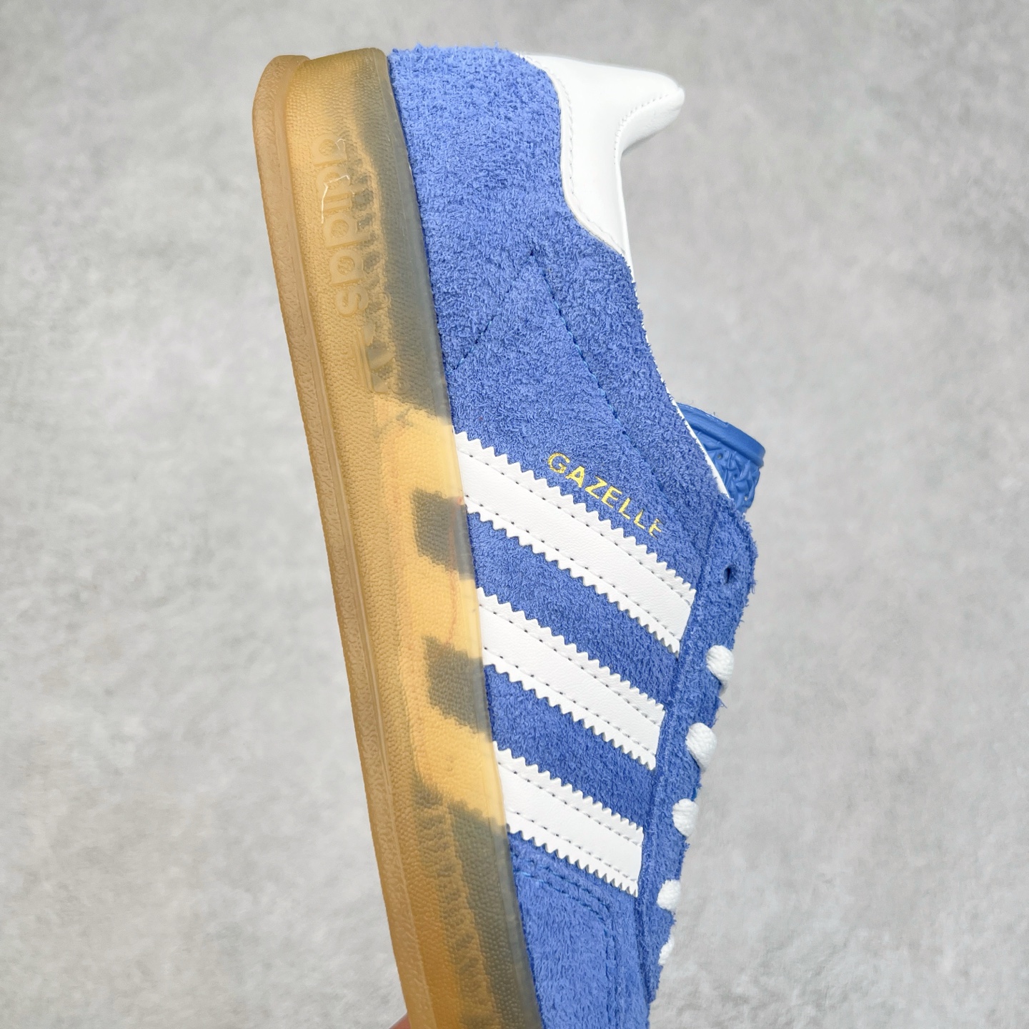 图片[6]-＃纯原福利 AD Original Gazelle Indoor Trainers 瞪羚室内鞋系列低帮复古百搭休闲运动德训风板鞋 高端零售特供批次 原厂定制长毛翻毛皮组合环保纤维革鞋面材质 内置环保海玻璃鞋垫 外置RB橡胶大底 产品品控稳定性领先行业 原厂全套原楦原纸板冲刀磨具开发 原厂皮料加持 原厂港宝加持定型后跟R度完美 将复古进行到底 简约流畅 三十年不变经典 这款Gazelle运动鞋 无论面料、配色、质感或设计 都只在重现其1991年原款的经典 皮革鞋面 撞色三条纹和鞋跟标的设计 力求呈现90年代的经典复古风潮 Samba火热的同时 也带动了其它的复古鞋型 Gazelle便是其中一只 Gazelle Indoor拥有包边更宽的T字型鞋头 更好的保护运动员的前掌 浓浓的复古氛围感 非常适合现在流行的Cleanfit风格 尺码：36 36⅔ 37⅓ 38 38⅔ 39⅓ 40 40⅔ 41⅓ 42 42⅔ 43⅓ 44 44⅔-选品中心