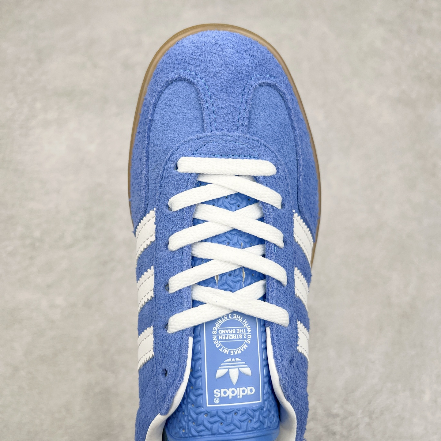 图片[4]-＃纯原福利 AD Original Gazelle Indoor Trainers 瞪羚室内鞋系列低帮复古百搭休闲运动德训风板鞋 高端零售特供批次 原厂定制长毛翻毛皮组合环保纤维革鞋面材质 内置环保海玻璃鞋垫 外置RB橡胶大底 产品品控稳定性领先行业 原厂全套原楦原纸板冲刀磨具开发 原厂皮料加持 原厂港宝加持定型后跟R度完美 将复古进行到底 简约流畅 三十年不变经典 这款Gazelle运动鞋 无论面料、配色、质感或设计 都只在重现其1991年原款的经典 皮革鞋面 撞色三条纹和鞋跟标的设计 力求呈现90年代的经典复古风潮 Samba火热的同时 也带动了其它的复古鞋型 Gazelle便是其中一只 Gazelle Indoor拥有包边更宽的T字型鞋头 更好的保护运动员的前掌 浓浓的复古氛围感 非常适合现在流行的Cleanfit风格 尺码：36 36⅔ 37⅓ 38 38⅔ 39⅓ 40 40⅔ 41⅓ 42 42⅔ 43⅓ 44 44⅔-选品中心